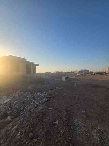 #يعلن_مكتب_عقارات_زنكورة

🟠 دار هيكل سكني للبيع🟠  

📍موقع العقار : الرمادي _زنكوره _ المفرق بالقرب من مدرسة النبلاء الجديده

🟠 الدار وجه على شارع 6 متر 

🟠 موقع مميز 

🟠 خدمات كامله

🟠 مساحة الكلية (500 متر)

🟠مساحة الدار (200متر)

🟠خدمات ماء كهرباء بلديه كامل

🟠قريب من مدارس وروضه مكان كلش مرتب

🟠ملاحضه ( الهيكل مجصص بالكامل والمطبخ جاهز سيراميك وكهرباء والارضيه جاهزه كاشي درجه اولى موجود بس تشتغله وتأسيس ماء كامل ) 

محتويات الهيكل 🏠

استقبال _ صاله كبيره _غرفة نوم عدد 2
ومطبخ ومجمع صحيات 

🟠ملاحضه الاستفسار على السعر او تفاصيل اخرى راسلنه خاص اوتصل بالارقام الموجوده 

🟠🔶نستقبل كافة العروض العقارية🔶🟠

____________________________________
 
✅للأستفسار الاتصال على الارقام التالية :

📞*********** وليد ابو ازهر 
📞*********** المهندس ازهر 

موقعنا على الخريطه 

https://maps.app.goo.gl/uaqG7ir7EbX2DQkBA

أو زيارة مكتبنا الكائن الرمادي_ ناحية اليرموك             

(زنكوره سابقاً)_ المفرق  _ مقابل جامع هادي البشير (البمرعي)

#مكتب_عقارات_زنكورة 🕹️
