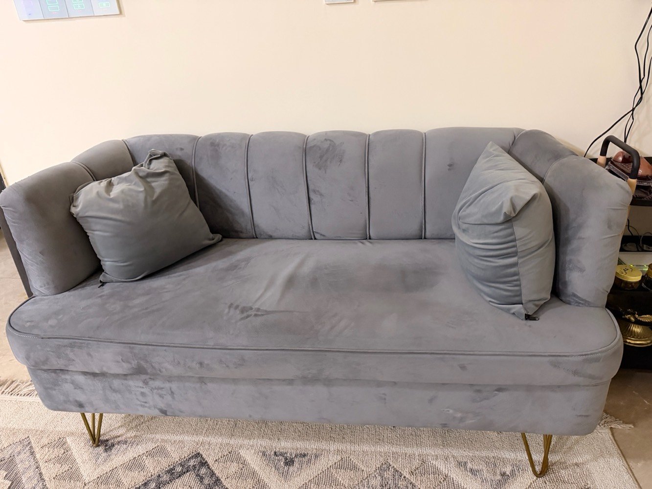 قنفه لون رصاصي 
نظيفة غير مستعملة كثيراً