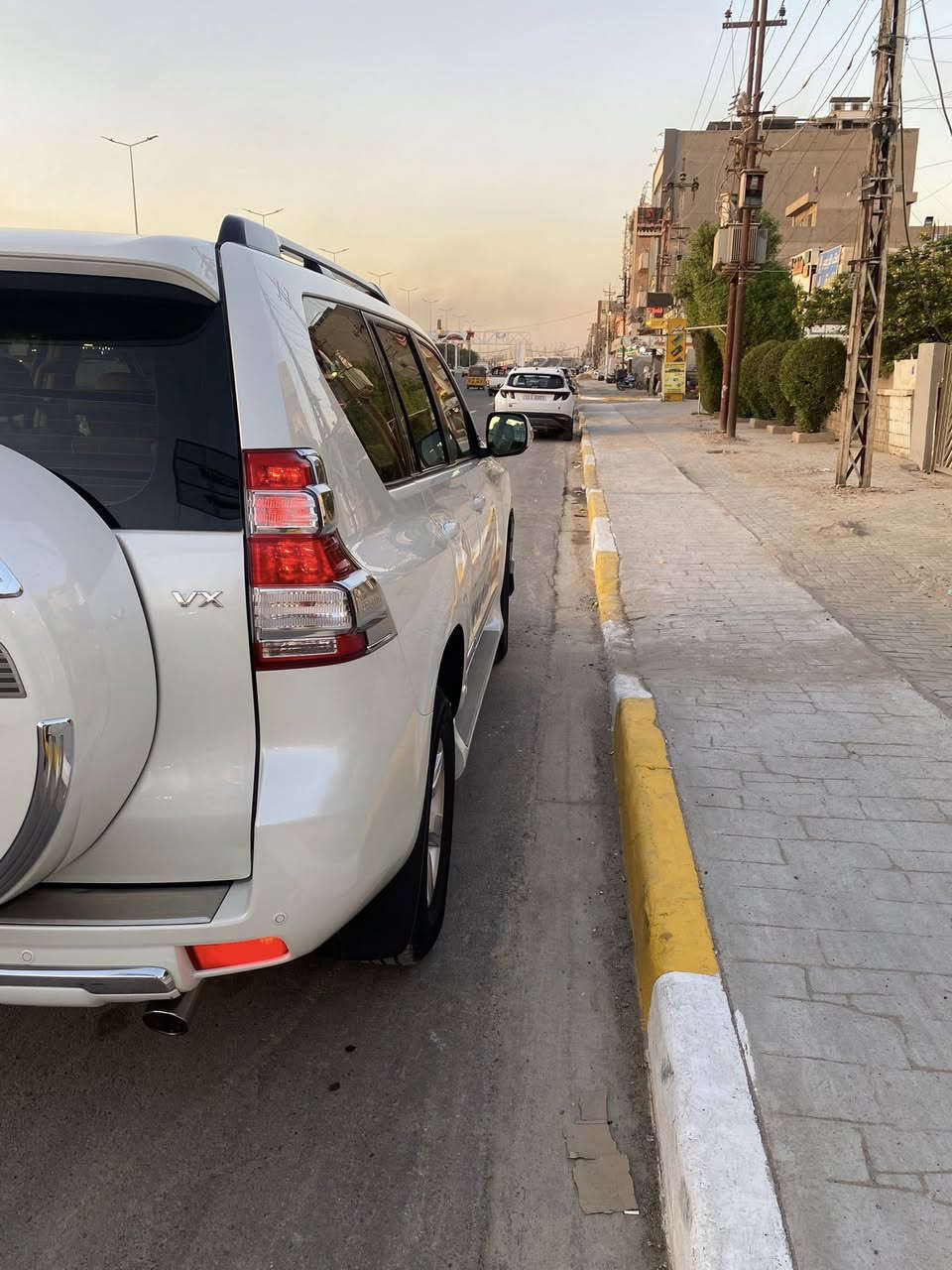 للبيع برادو موديل 2014 اعلى فئه VX  محرك 4000 سته سلندر  7 راكب 3 قطع تبريد رقم بغداد باسمي هزه ولوحات جديده
ماشيه 91 الف كم 
المواصفات 
فتحه سقف
بصمه تشغيل وابواب
كشنات جلد وحركة المقاعد الاماميه والخلفيه كهرباء
ستيرن كهرباء 
تبريد كشنات 
زراگات لايت
كاميرا وحساسات امامي وخلفي 
كروس سرعه
ثلاجة بالجكمجه
شاشه ديجيتال
اضاءة داخليه ليد
مانع انزلاق وانحدار  وفور ويل 
مرايا جانبيه كهرباء 
السياره كفاله عامه من الصبغ والتبديل فقط بارد اصبعين والگير والمحرك بلادي وكشنات السياره البلاديه والدواخل على وضع الشركه والتبريد ثلج مكاني بغداد السعر 320 وبيها مجال السياره بعد احلى من الصور للاتصال ***********
