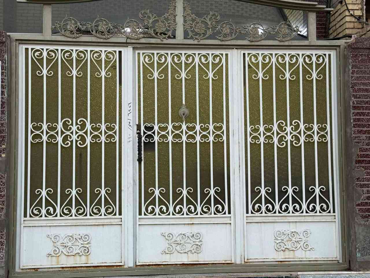 بيت للبيع مساحة 200 متر، العنوان الجمعيات قرب الأربع سايدات ع شارع 20، بناء حديث، طابقين، يتكون الطابق الأول من غرفتين نوم+صالة+مطبخ+أستقبال+ ساحة +حديقة داخل الساحة، 
أما الطابق الثاني يتكون من أربع غرف نوم +صالة
أضافة للمجموعة الصحية
الواجهة 10، النزال 20
قابل للبيع مع الأثاث أو بدون الاثاث
السعر خاص أو الأتصال ع الرقم
***********
