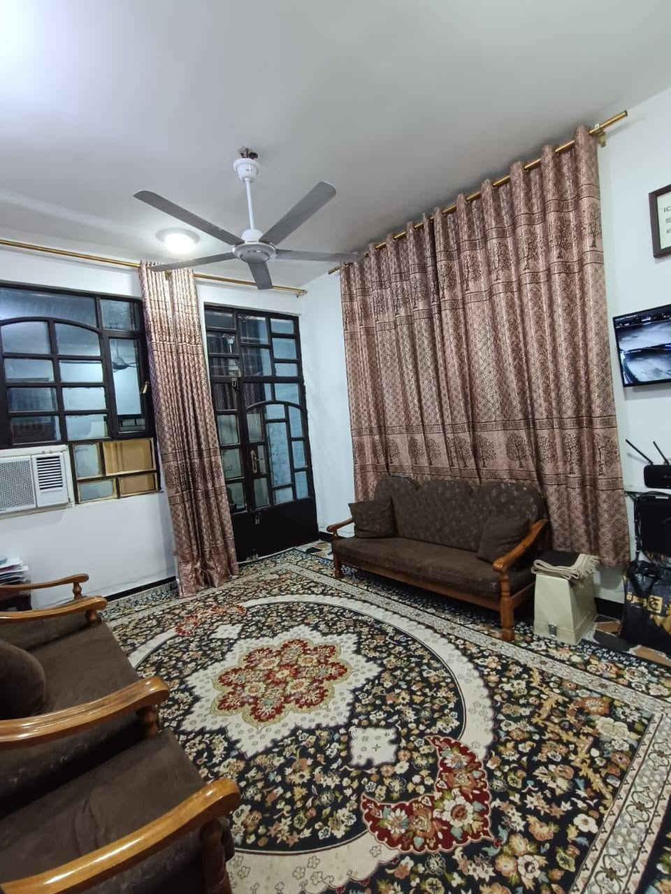 سلام عليكم الاخوة الاعزاء بيت للبيع منطقه الزعفرانيه طابو ملك صرف مساحه ٦٥ متر وتشجير ١٥ متر طابق واحد و طابق ثاني يحتوي على سطحين الموقع نهاية شارع مول الربيع مقابيل الجزرة للاستفسار الاتصال ***********
