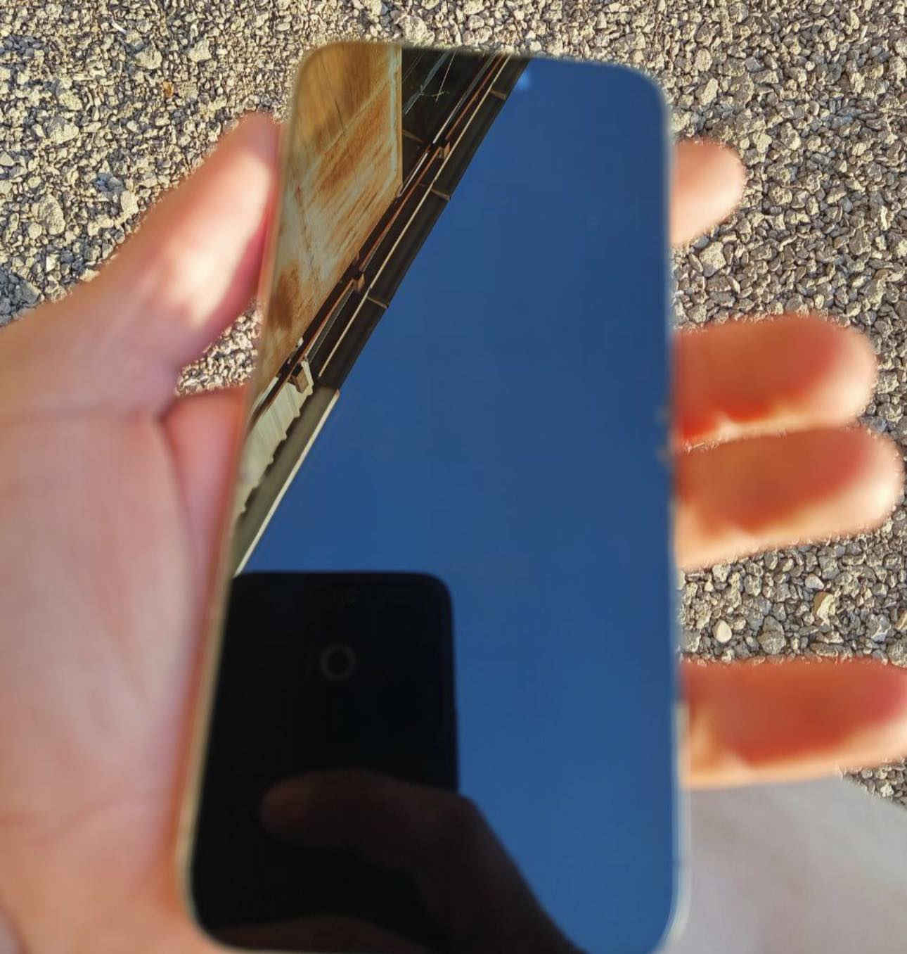 السلام عليكم ايفون 15 برو ماكس 
اللون تيتانيوم 
بطاريه 90 
الذاكره 256
شريحه وحده
كيبل بلادي الأصلي وياه + باكيته الأصلي
جهاز اخو الجديد نضيف جداً 
السعر مليون و 100 بي مجال بسيط 
عنواني البصرة الحيانية رقمي (***********)
