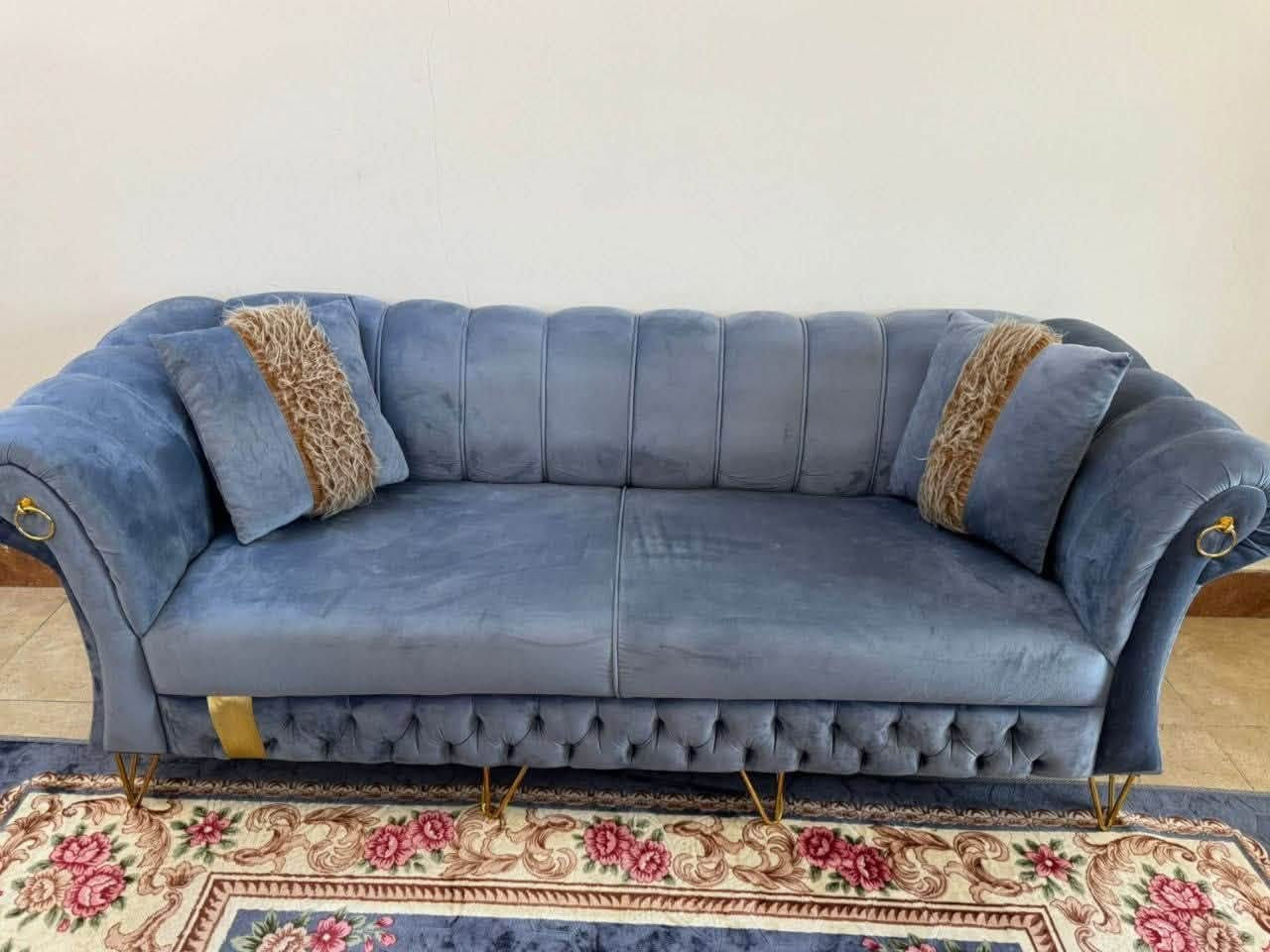 نص تخم خمس مقاعد عباره عن ٣ قطع كراسي ثنين وقنفه وحده نريده ب٢٠٠ عنوان بغداد حي الخضراء 
للتواصل ***********

