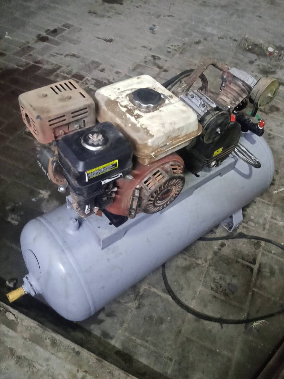 السلام عليكم
كمبريسر للبيع 
الحجم 100او 120ماعرف بالضبط 
قديم مو صيني 
السعر 250وبي مجال 
بغداد مدينه الصدر 
***********
