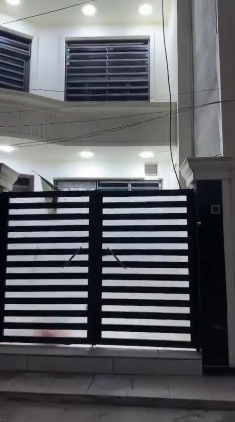 🏠 بيت للبيع في الدورة - من المالك مباشرة (بدون وسيط)
الموقع: الدورة، خلف كلية الهادي (موقع ممتاز وقريب من الخدمات).
📐 المساحة والأبعاد:
• المساحة الكلية: 105 متر مربع.
• الواجهة: 7.5 متر.
• النزال: 14 متر.
🏢 تفاصيل البيت (3 طوابق):
• الطابق الأول:
• صالة واسعة + استقبال.
• غرفة نوم.
• مطبخ.
• حمام + منور.
• الطابق الثاني:
• 3 غرف نوم.
• حمام.
• الطابق الثالث:
• غرفة نوم.
• حمام.
✨  متوفر تصوير فيديو كامل ومفصل لكل طابق يوضح البناء والتصميم (للي يحب يشوف البيت قبل الزيارة).
• البيع مباشر: من صاحب البيت مباشرة بدون أي عمولات أو وساطة عقارية.


**إذا كنت صاحب هذا الإعلان وتريد حذفه لأي سبب، رجاءا أرسل رسالة إلى الدعم الفني**