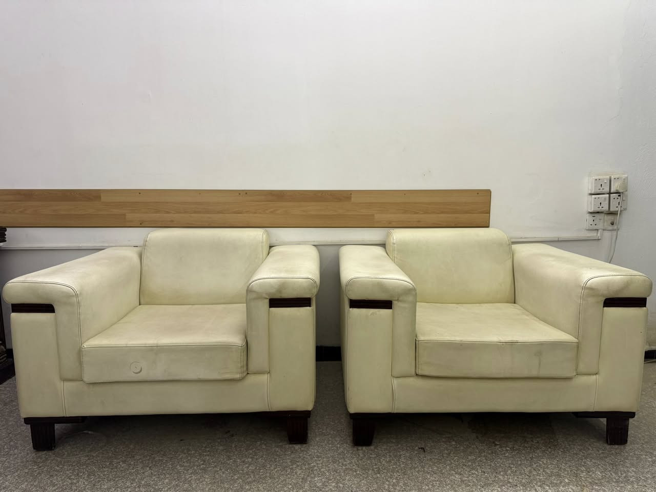 السلام عليكم
تخم ابيض جلد كرسيين وقنفة 

القنفة طولهة ٢٠٣
المقعد ١٥٢
العرض ٨٣

الكرسي طوله ١١٠
العرض ٨٣
المقعد ٥٧

السعر 150 الف وبي مجال للشراي

مكاني بغداد الغزالية
***********
اتصال مباشر او واتساب او ماسنجر
