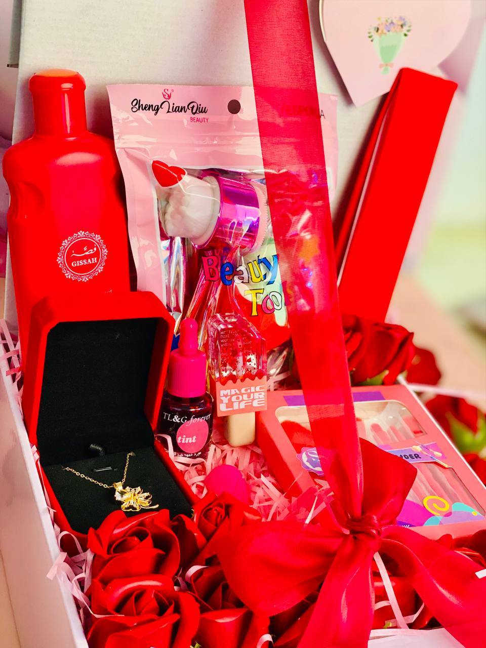 بوكس عيد الحب اللي يخطف القلب 🌹💝
مو هدية وبس…
هاي رسالة حب  ❤️✨

ورد أحمر يعشق 🌹
بوكس أنثوي يدوّخ من أول لمسة 🌸
إكسسوارات ناعمة تلمع مثل المشاعر ✨
وتفاصيل مرتبة تحچي: أحبچ بدون كلام 😍

🎁 بوكس يحضن كل الإحساس
لحظة تفتحها وتبتسم
وتتأكد إنك اخترت الصح 💖

مناسب للحبيبة ❤️
للزوجة 👩‍❤️‍👨
أو دلع راقي لنفسچ لأن الجمال حب ذات 🤭❤️

🚘يوجد خدمة توصيل لجميع محافظات العراق ٤ الاف🚘


**إذا كنت صاحب هذا الإعلان وتريد حذفه لأي سبب، رجاءا أرسل رسالة إلى الدعم الفني**