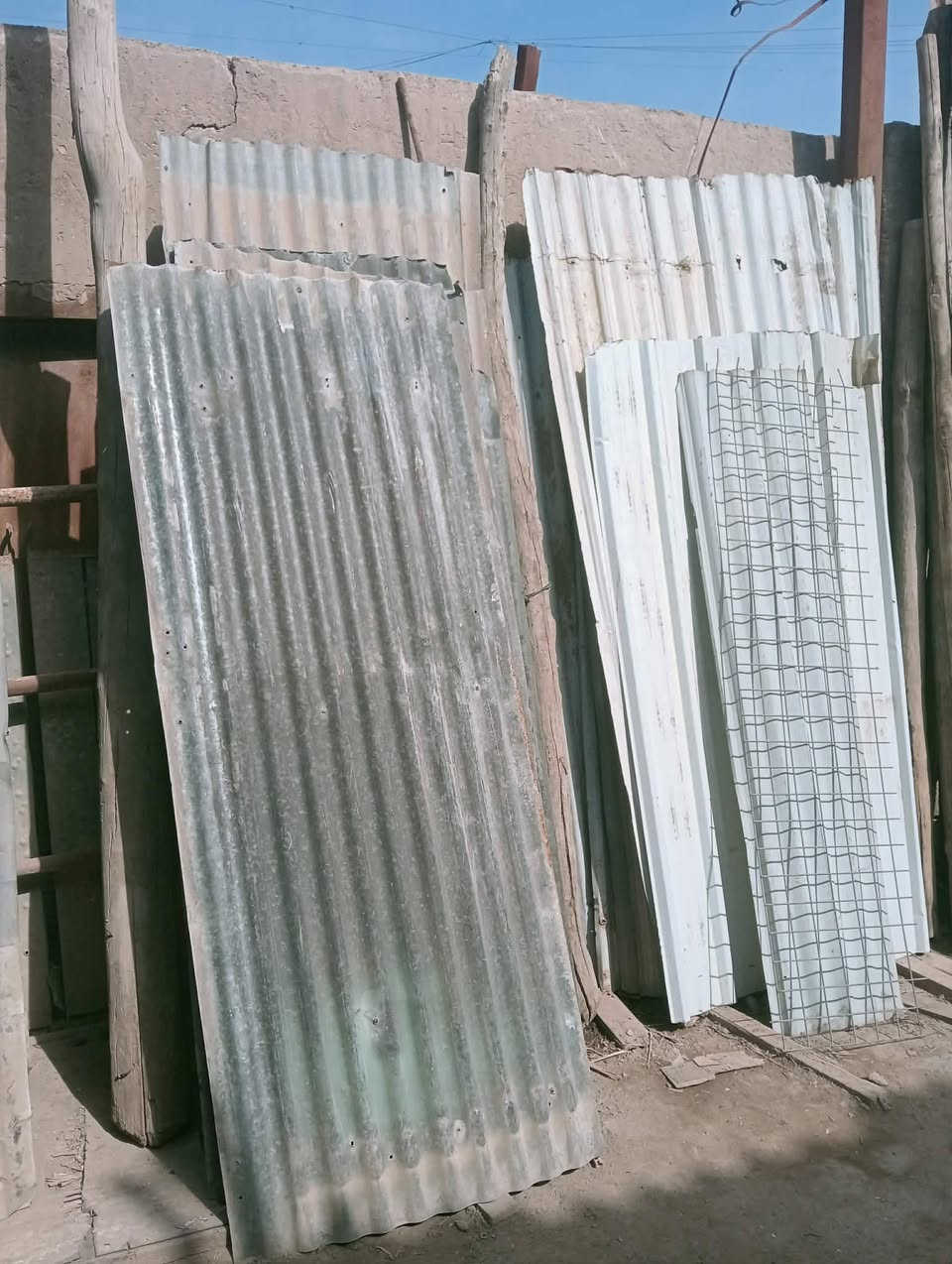 سلام عليكم عندي جينكو وتكم حديد وخشب وعمدان وخشب وسيور
المكان/بغداد الفضيلية 
هــ/***********
