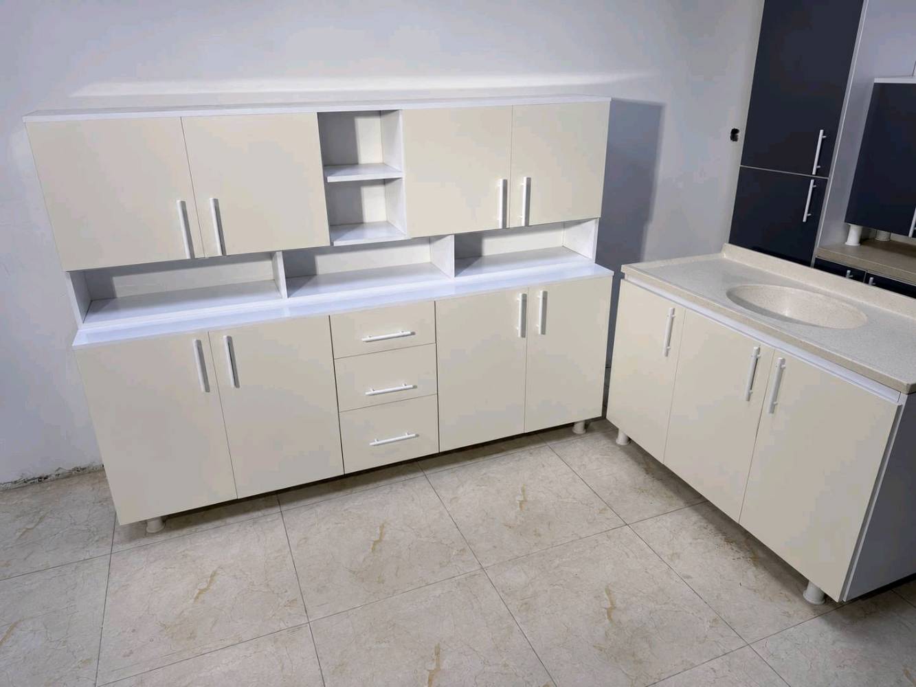 كاونتر خشب تركي mdf 

مترين ارضي و ملحق 

مع سنك متر و٢٠سم مرمر 

توصيل بغداد ومحافظات