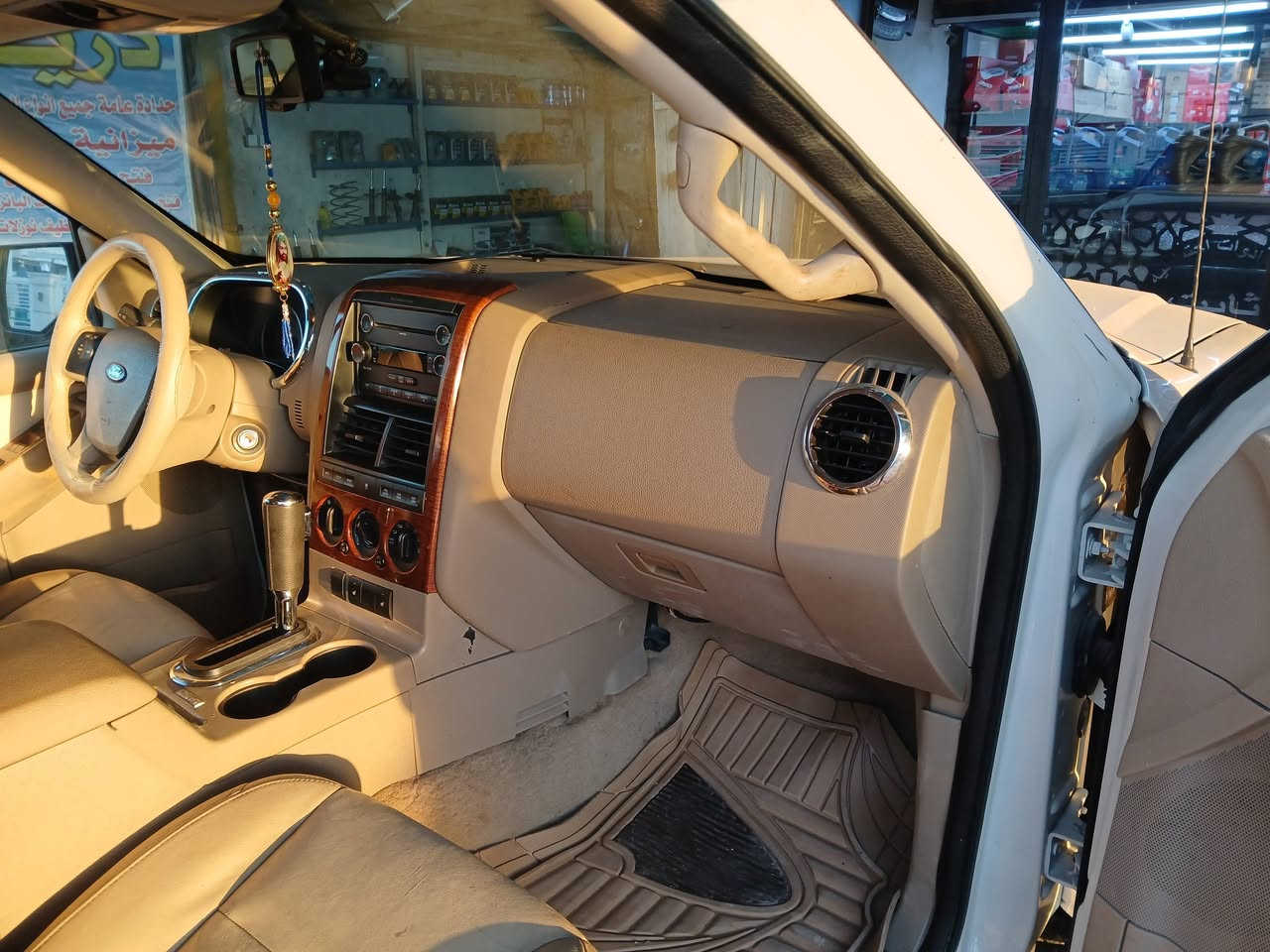 بسبب الوعود الكاذبة  اعاده سيارة فورد اكسبلور موديل 2009 كير جديد محرك جديد مكفول كهربائيات كاملة تبريد ثلاجة حدادية صدر جديد امامي خلفي تطخم تايرات جديد تبريد السيارة 3 قطع 
بيها باب السائق مبدبل بأمريكا دعامية خلفي  السيارة كلين بدون صبغ بدون ضرر سنوية بأسمي ثاني يوم يحول 
السعر 105 وبيها مجال 
العنوان الكرادة قرب محكمه الكراده شارع الصناعي 
***********
***********
