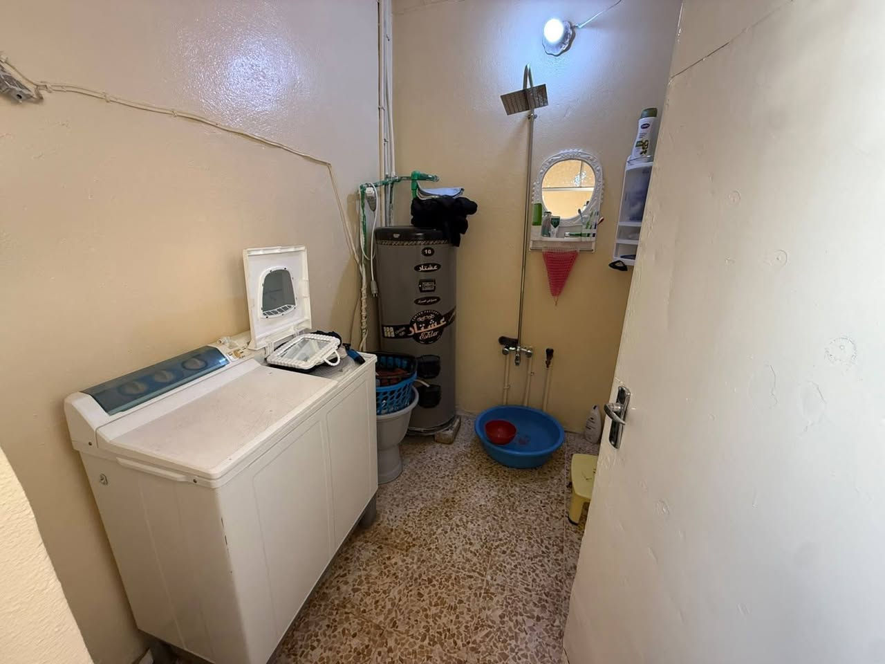":
🏠 بيت سكني مميز للبيع في حي صدام 🏠
نعلن لكم عن توفر بيت سكني للبيع بموقع ممتاز ومواصفات مثالية:
 📍 الموقع: حي صدام - مقابل ساحة هوار.
 📐 المساحة: 100 متر مربع.
 🏗️ عدد الطوابق: طابق واحد.
 🕋 الاتجاه: قبلة.
 📜 نوع السند: طابو ملك صرف (سند جاهز للتحويل).
💰 السعر:
72 مليون دينار عراقي (قابل للتفاوض).
📞 للاستفسار والتواصل:
يرجى مراسلة الصفحة مباشرة أو الاتصال بنا عبر الأرقام التالية:
[***********]
(🏢 المدينة المنورة للعقار) بيع شراء مقاولات عامة - خياركم الأمثل لعقاراتكم
