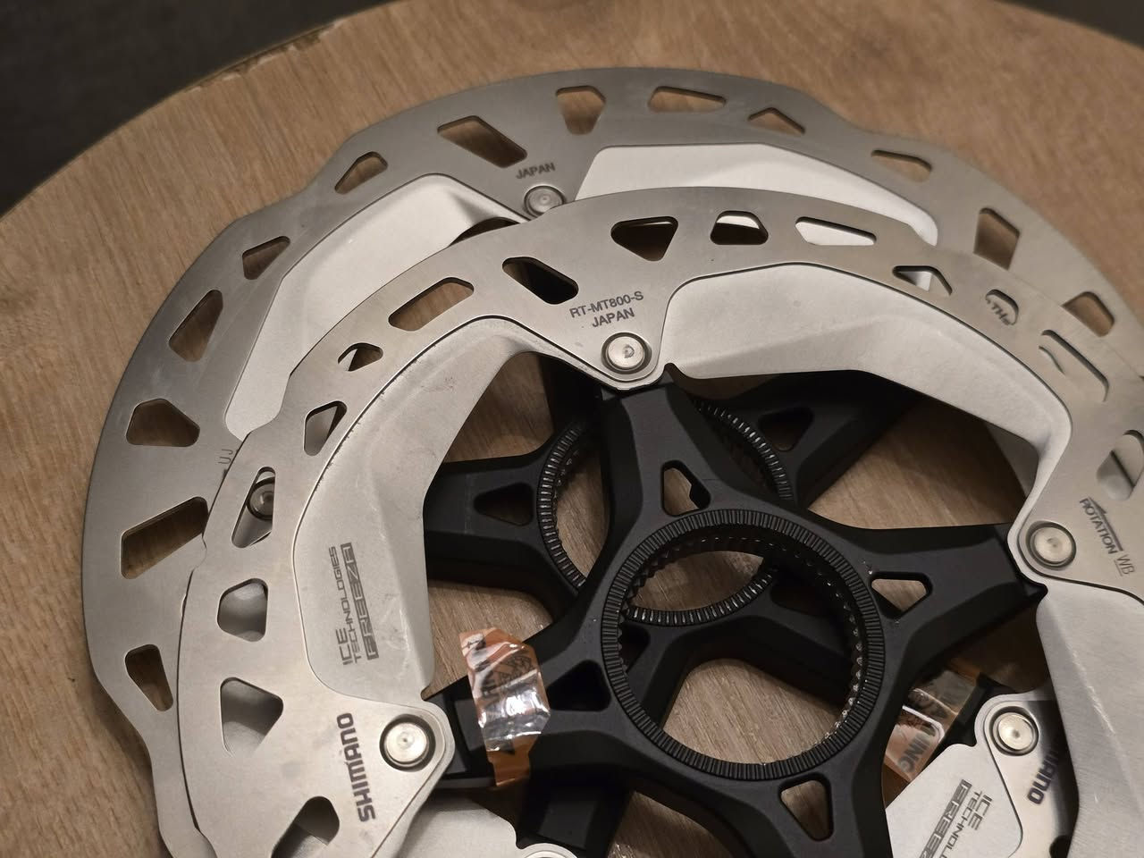 يا الله يا رزاق 👋
**🚴‍♂️✨ هلا بالشباب محبّين الدراجات! ✨🚴‍♀️
#متوووووفر 
#السعر ٥٣ الاف
جماعة البيهن تبريد اي عيني بيهن تبريييد 😂 تعال لييييييه😍
الاصلي يمي عمي تدللون علينه  😍 
 فلنجات او أقراص بريك ماركة SHIMANO  العالمية 🖤💛
نظام زعانف تبريدددد ICE TECHNOLOGICALLY 🥶🥶 
صنع في اليابان اورجناااال 🇯🇵 😅
قرص قياس ١٨٠ 😍
قرص قياس ١٦٠ 😎
.
.
.
متجر عبدالله المغامر يقدملكم افضل وأجود اغراض الدراجات الهوائية …🚲🚲🚲
✔️ شغل مرتب يخلي دراجتك فول وتخطف الأنظار 😎
✔️ أسعار مناسبة  لكل الميزانيات 👀
✔️ جودة أصلية وتحمّل عالي🚲
✔️ توصيل سريع لكل المحافظات 🚚💨
✔️ خدمة دعم بأي لحظة 💬✨
لا تضيع الوقت… جهز دراجتك وخلي طلعاتك أحلى ويا متجر عبدالله المغامر! 😍🚴✨
للأستفسار على الخاص او مراسلة الصفحة على الواتس آب 📞 📞


**إذا كنت صاحب هذا الإعلان وتريد حذفه لأي سبب، رجاءا أرسل رسالة إلى الدعم الفني**