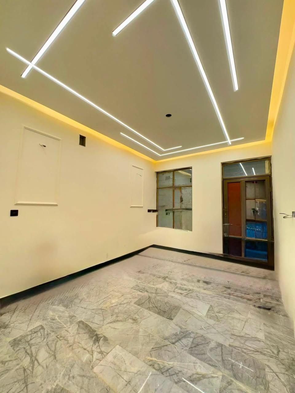 ملاحضه / العنده عقار 🏡#للبيــــــع ويريد يبيع  #دزونه كافه التفاصيل العقار مع ذكر السعر ورقم التلفون ☎️وان شاء الله باقرب وقت ينباع ان شاء الله 🤲❤️
————————————————-
🔸 مشتملات للبيع طابو صرف مناسبات جدا جدا ✅
 70متر الواجهه 4 والنزال 17
بناء سنة 2026🔑 درجه اولى كامل مكمل بناء زيرو وحديث وتكمه 

🔸الطابق 1️⃣كراج  وخدمات خارجيه واستقبال ومطبخ وخدمات داخليه وحولي وغرفه نوم 
     الطابق 2️⃣غرفتين نوم وصاله وبلكونه وخدمات 
     الطابق 3️⃣بيتونه كبيره وسطحين 

🔸موقع ممتاز جدا📍الشعب شارع الصحه خلف مطعم محمد الكردي شارع عريض عرضه 15متر ورصيف عريض  و+مناسب لحك قبل لاينباعن
 
🔸السعر: 175 وقابل للتفاوض 

مكتب ابو علي الدراجي للعقار 🏛️
 الشعب-نهايت شارع الصحه-مقابيل كرزات ركن الصحه 
***********📞
***********📞 ‭
***********📞
