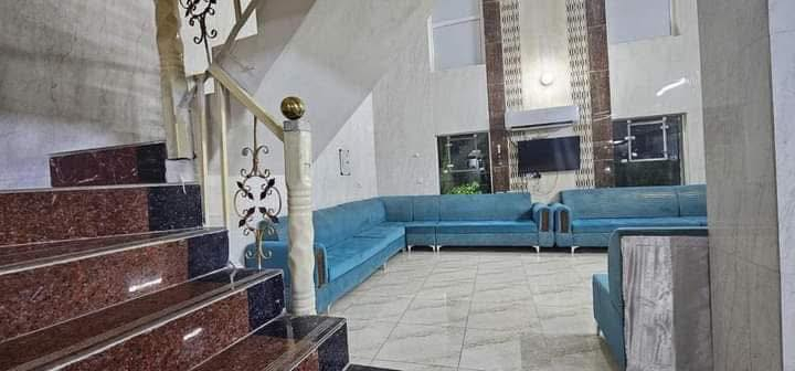 السلام عليكم    مزرعة كاردينيا 
١ . تحتوي على ثلاث ٣ غرف نوم مؤثثة بالكامل ومكيفة

٢ ٠تحتوي على سويتات لكل غرفة منام 
٠٣ تحتوي على فاكهة العنب والتفاح وغيرها من الفكرة
٠٤ تحتوي على حدائق جميلة للاستراحة 
٠٥ تحتوي على مسبح كبير وصغير  ١٣ متر 

٦ ٠ تحتوي على صالة كبيرة مؤثثة بالكامل 
٧ ٠ تحتوي على انترنيت على مدار ٢٤ ساعة
٨ ٠ تحتوي على خط كهرباء ومولد  على الاطفاء على مدار ٢٤ 
ساعه
٩ تحتوي على تنور طين
علمآ ان المزرعة مؤثثة بالكامل  زبائنتا الكرام

***********
