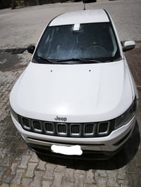للبيع جيب كومباس ٢٠١٩  صور الحادث بالمنشور بيها ملاحظات تحتاج بارد باق...