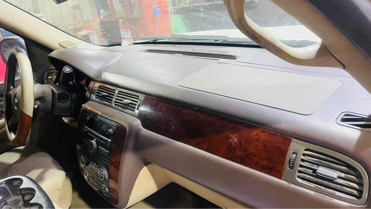 السلام عليكم.  تاهو 2014 مواصفات LT. وارد خليجي  . بيها فقط باب السايق تبديل اصلي . بدون صبغ. والباقي كله مكفول. مكينه وكير  جديد مكاني ناصريه سعرها 225 وقابل للتفاوض. رقم السياره بصره .  تحويل ب اسم المشتري.  
*********** سوق الشيوخ, ذي قار
