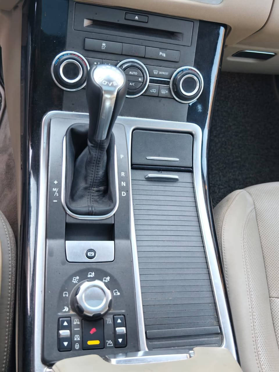 رانج 2011 بدون صبغ وجاهزة تماماً محرك لگزز 8 سلندر تبريدها ممتاز سعرها 145 ورقة . مكانها بالكوت. ***********
