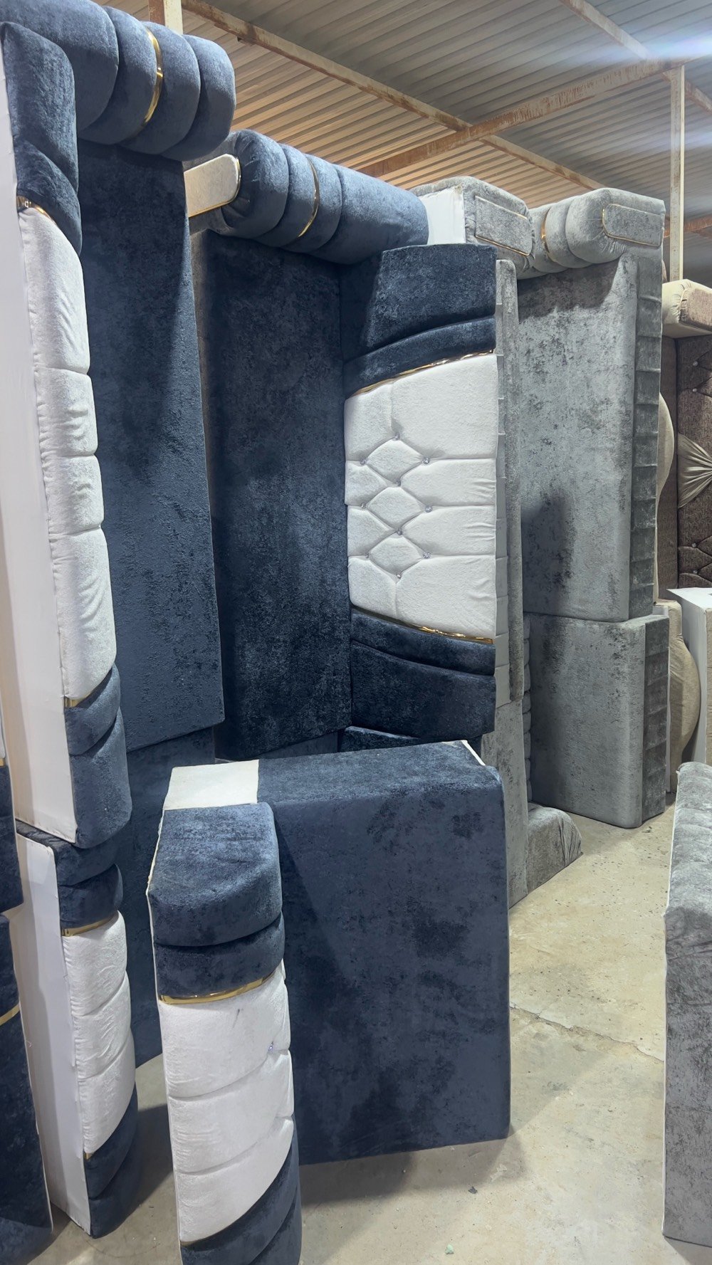 ديوان 10 متر 16 مقعد جديد جميع الأقمشة درجة اولى للحجز وتساب يوجد توصيل 