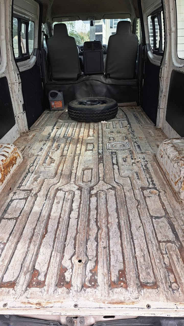 السلام عليكم سياره نيسان فان صندوقيه يورفان 2018 سياره بيه طخات وبارد وبجم طخه ما وصله الشاصي خلاص سياره حلوه ونظيفه تبريد شغال وتخم تاير ومحرك كفاله هاتف***********, ***********
