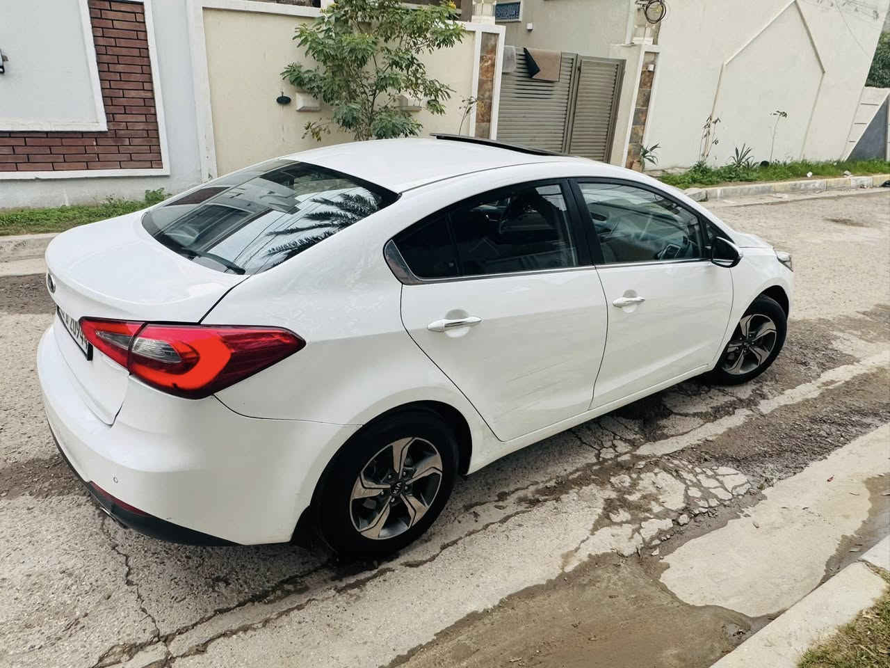 سلام عليكم سيراتو
مديل 2016 خليجي 
السعر 126وبيها مجال
العنوان بغداد  الغزاليه 

رقم اسليمانيه  جديد سنويه 2028

كفاله عامه عده تكحيل كارت وشي قليل بلصندوك صبغ موجود السونار

المواصفات فول عده فتحه وبصمه
لد امامي +خلفي
فتحه سلايد 
حساس امامي+ خلفي
شفتات ستيرن 
تبريد قطعتين
كشن كهرباء
لايت زنون
محرك 1600 دوش المرغوب  بعد بيها هواي مواصفات

هاتف ***********
