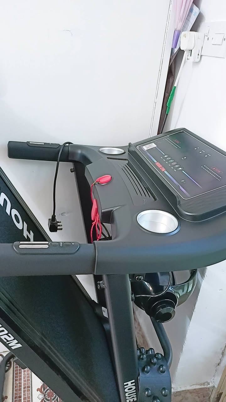 ​🏃‍♂️ للبيع: جهاز جري اخو الجديد
من الماركة المعروفة هاوس جم
​تم  استخدامه فعلياً شهر واحد فقط (والله شاهد على نظافته).
​قدرة التحمل:  130 كغم.السرعه 120 
​المواصفات:  موتور قوي وهادئ جداً
​شاشة رقمية متطورة (سرعة، مسافة، سعرات، نبض القلب) مع رجاج تكسير الدهون 
​نظام هيدروليك للطي لسهولة التخزين وتوفير المساحة.
​نظام امتصاص صدمات لحماية المفاصل.
​💰 السعر المطلوب: 250 ألف دينار (سعر قفل ومناسب جداً لحالته).
​📍 الموقع: [الرمادي السجاريه منطقة جويبه]
📞 للتواصل: [خاص ]


**إذا كنت صاحب هذا الإعلان وتريد حذفه لأي سبب، رجاءا أرسل رسالة إلى الدعم الفني**