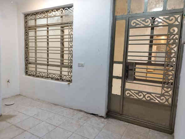 السلام عليكم يوجد لدينا دار للأيجار مساحه 100مترطابق ونص يحتوي الدار على ستقبال +ساحت درج داخلي +غرف نوم عدد 2 جميع الخدمات موجوده ماء وتبليط وكهرباء العنوان بغداد الدوره مدخل البوعيثه الهواشة مجمع شواطئ دجله مقابل مطعم الأصدقاء الاستفسار اتصل على هاتف *********** /***********
