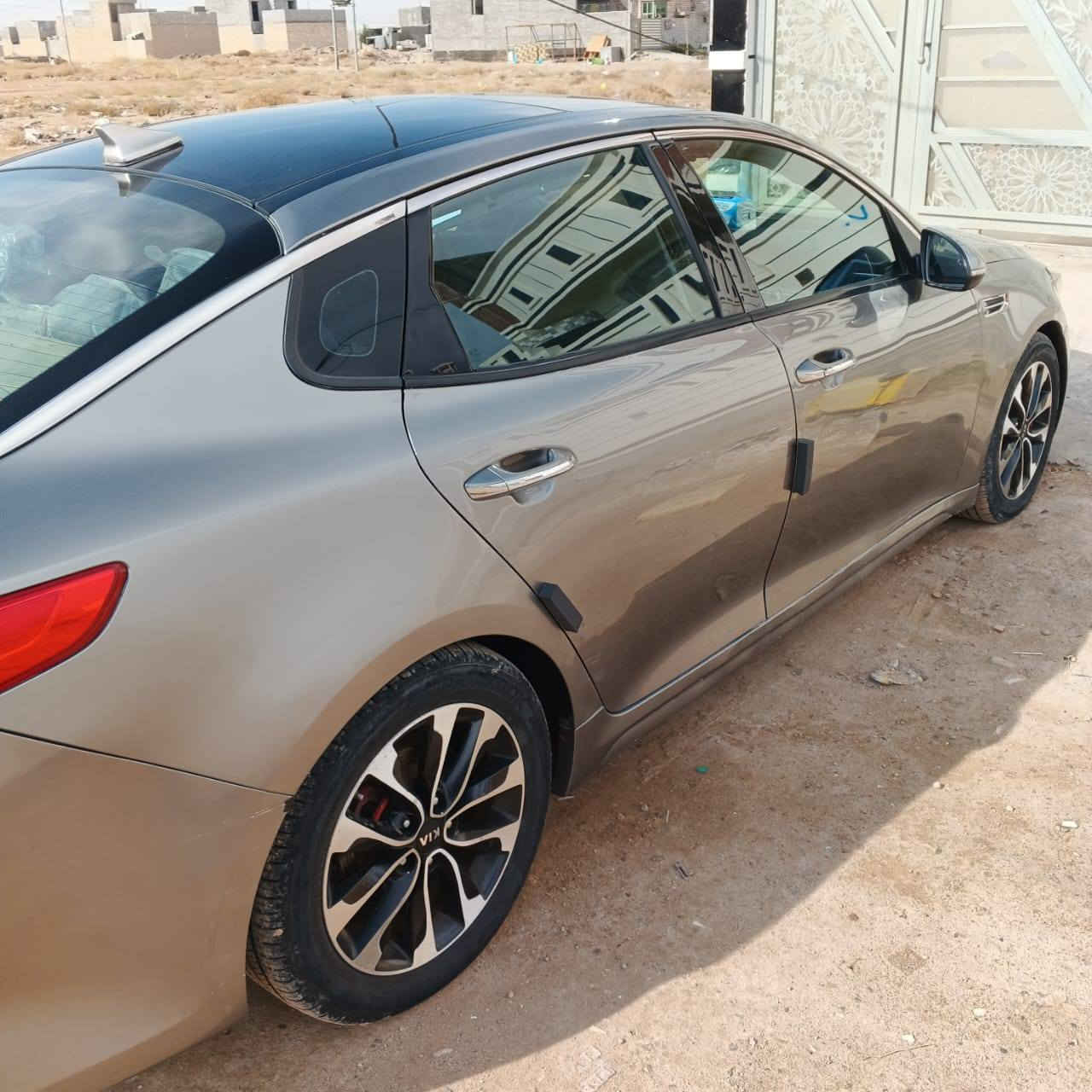 🚗 كيا أوبتما2017 SXL وارد امريكي – فول أوبشن (اعلى فئة فول  مواصفات)
سيارة حادثها2 قطعة  وقطعة كلير  

✨ المواصفات:  

- محرك  2400 

- فئة SXL (أعلى فئة)  

- سقف بانوراما  

- تشغيل بصمة  والأبواب بصمه وصندوق بصمه فول بصمه

- شاشة أصلية كبيرة+ كاميرا خلفية  360

- حساسات + رادارات  امامي وخلفي وجانبي 

- مقاعد جلد رياضي (أسود – أصلي) 
- 

- تبريد وتدفئة مقاعد 

- تدفئة ستيرن  

- هاند بريك إلكتروني (بصمة)  

- شفتات سبورت على الستيرن  

- تحكم كامل بالستيرن  

- صندوق ذكي (فتح تلقائي)  

- تبريد منفصل (قطعتين)  

- إضاءة زينون أصلية  + اضاءة داينمك مع حركة الستيرن

- سماعات Harmen/karden

- وضعيات قيادة متعددة 

- ديكورات داخلية Piano Black أصلية  

📍 رقم: اربيل الجديد بأسمي سنوية الى 2028 تحويل مباشر  

السعر : 127$ وبيها مجال بسيط 

📞 للتواصل: ***********
