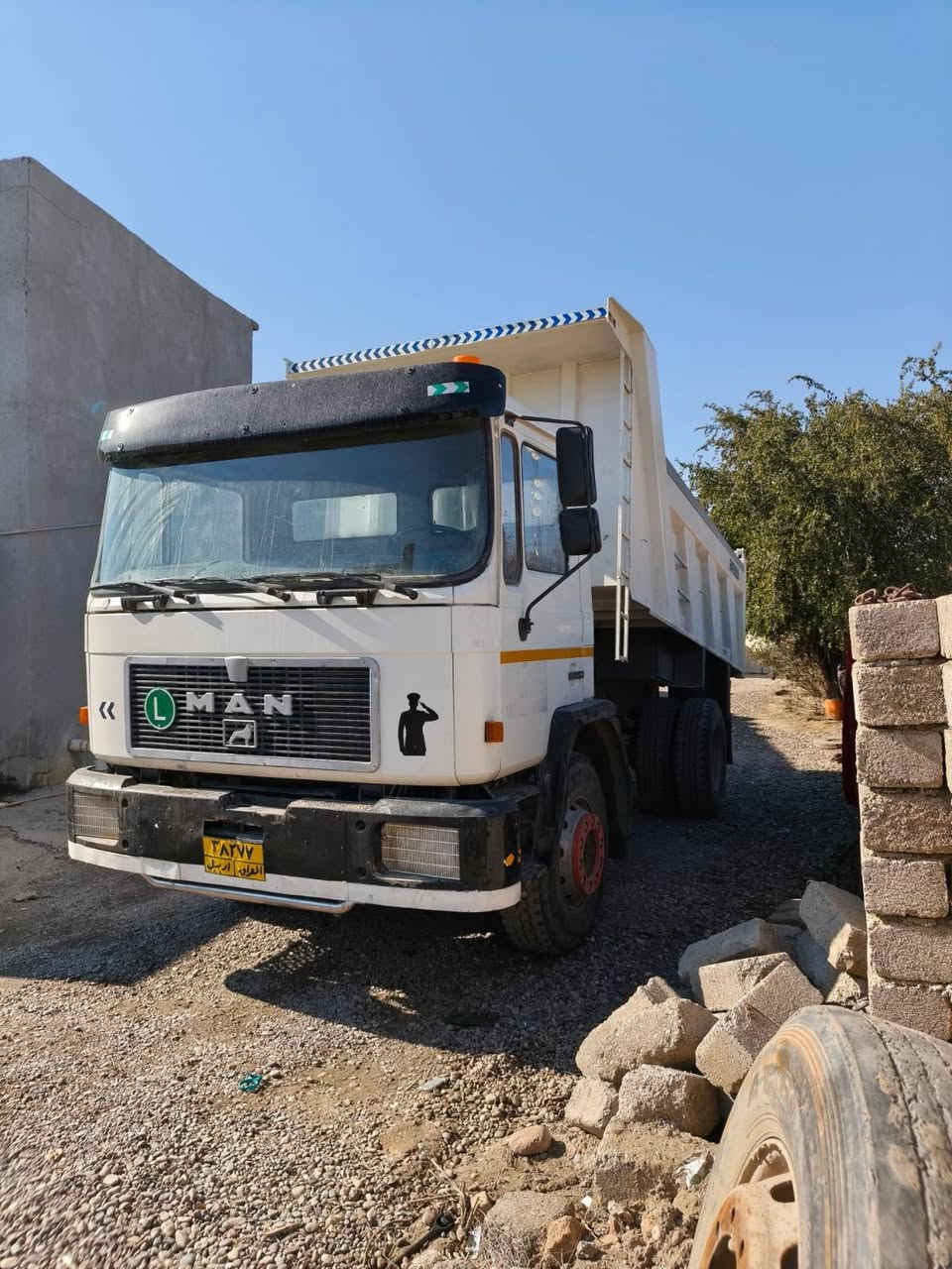 السلام عليكم قلابة مان للبيع 
موديل 89 محرك بي صرف گير شرط بودي مايلر جديد طخم تاير سيارة شغاله شرط التحويل السعر 100وبيها مجال للشراي 
مكان صلاح الدين الشرقاط استفسار ***********
