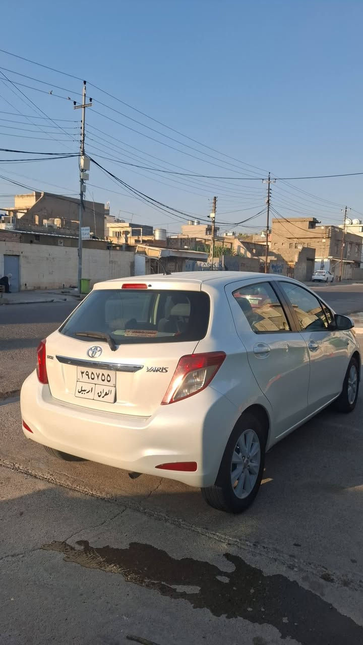 يارس موديل ٢٠١٤ يه ك تؤز سه قفى سبى بونه وه ى هه يه يه ك بست سبوغى هه يه ئه و شوينه ى له وينه كه دياره به س سه رشانى ده ركه ى سايه ق بئ سه قف باقى هيجى ترى نييه كير مه جينه ته بريد هه موى به شه رت ته قه و ره قه ش سعر.١٠٣ وه ره قه بؤزانيارى زياتر.***********
