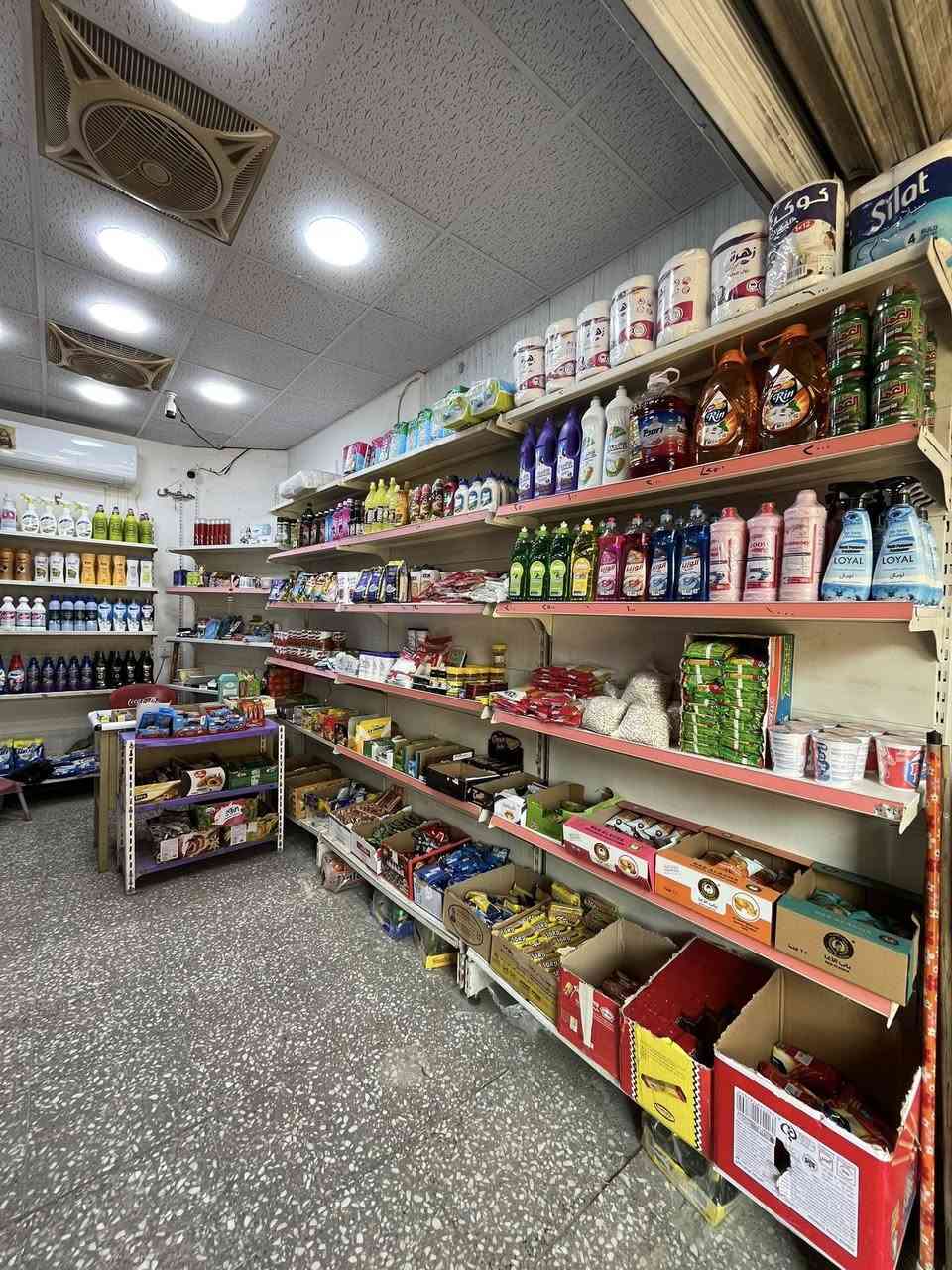 اسواق للبيع 
عرض 3.5 متر ونزالها 7 متر في بغداد منطقه البلديات داخل منطقه سكنيه ما قريب عليها اسواق تقريباً 3 مربعات عليها دخلها اليومي من 400 الى 350 سبب البيع عدم التفرغ تحتوي على 4 برادات عاموديه 
و3 برادات سطحيه (براد سطحي واحد تابع لشركه )بالنسبه للسعر تجي تجرد موادها وتقيم سعرها جاهزة من كل نواحي ومثل مموضح بصور وبالعافيه على الي ياخذها  للاستفسار :- *********** بي واتساب تكدر تتواصل على الواتساب
