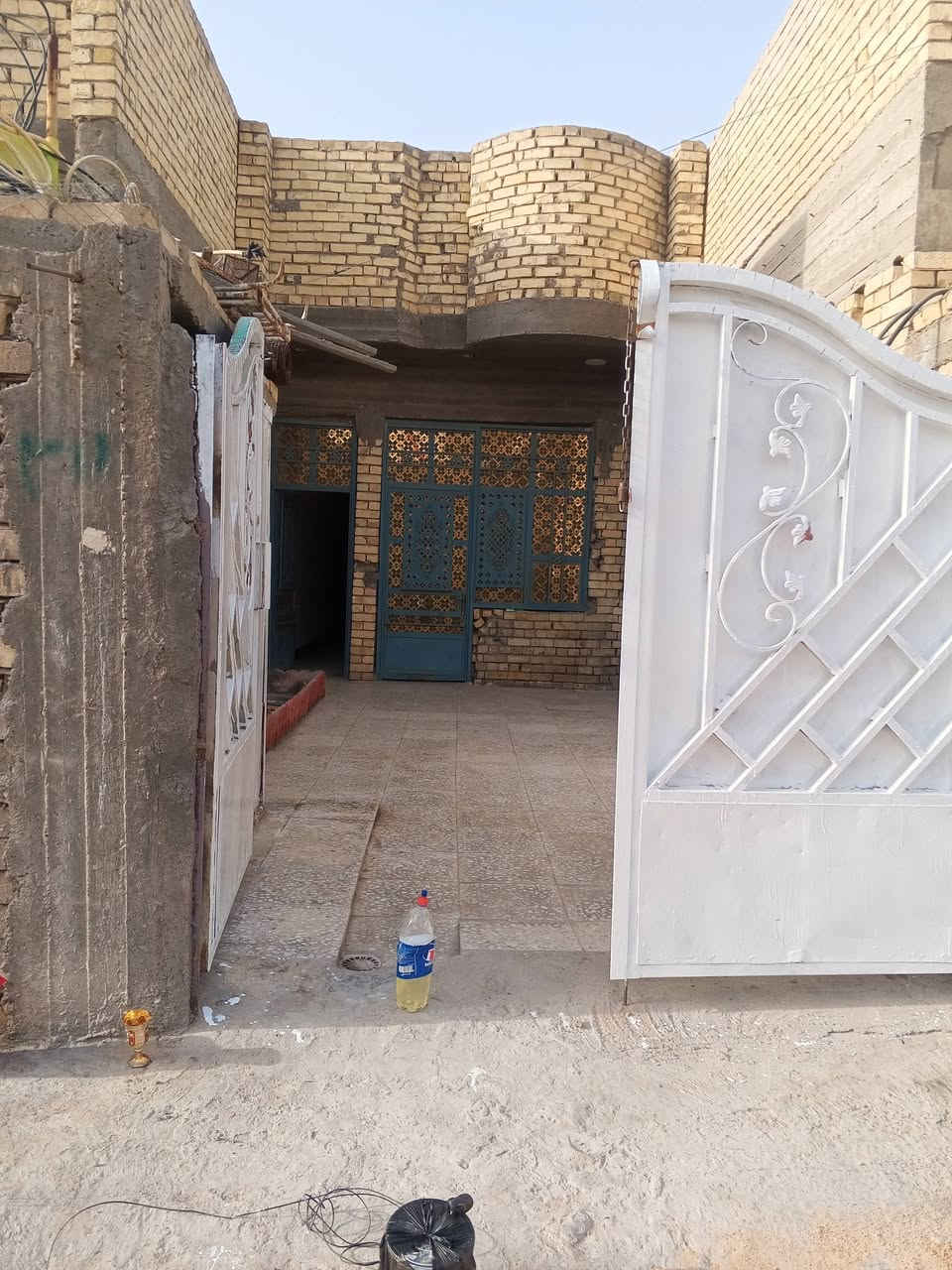 بيت مساحه(112ونص) 4ونص *25  يحتوي على غرفه وصاله حمام داخلي مناور ٢ استقبال وحوش كبير وبيتونه كبيرة طابو سند ٢٥ طابق واحد بناء جديد خدمات كامله ماء كهرباء تبليط عوزه بس صبغ ولبخ ترتيبات بسيطه موقع كلش حلو بصف الركن مقابيل إفران الزيتون بشارع الصيدلية السعر ٧٥مليون ***********
