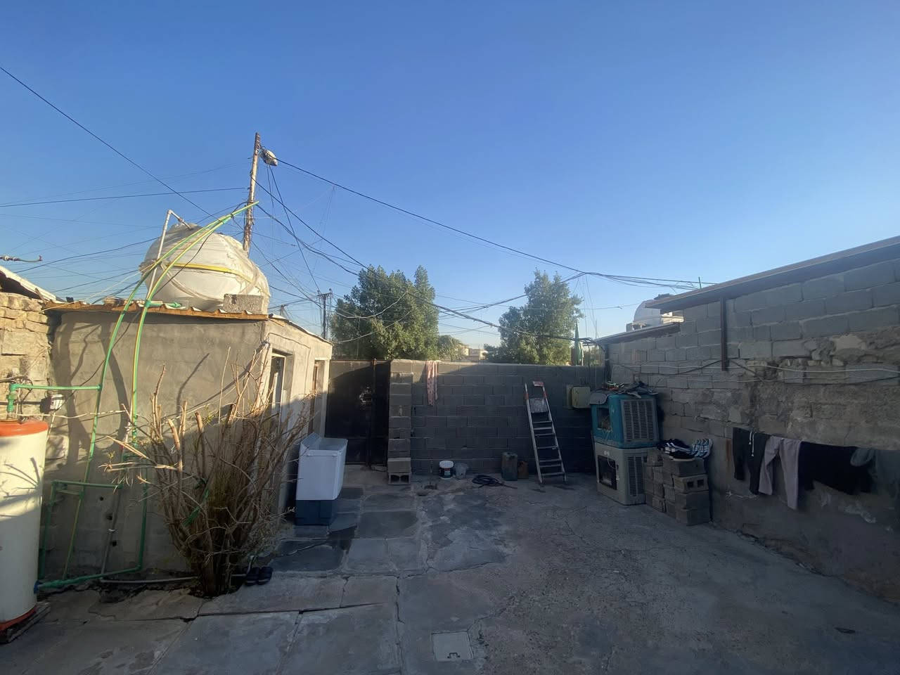 السلام عليكم. بيت للبيع المساحة 200 م. النعوان كفاءات العبيدي (المهجرين) قرب سكلة أبو حسن .
يحتوي على 2 غرف نوم + صالة كبيره +استقبال + مطبخ 
للاستفسار  ***********
