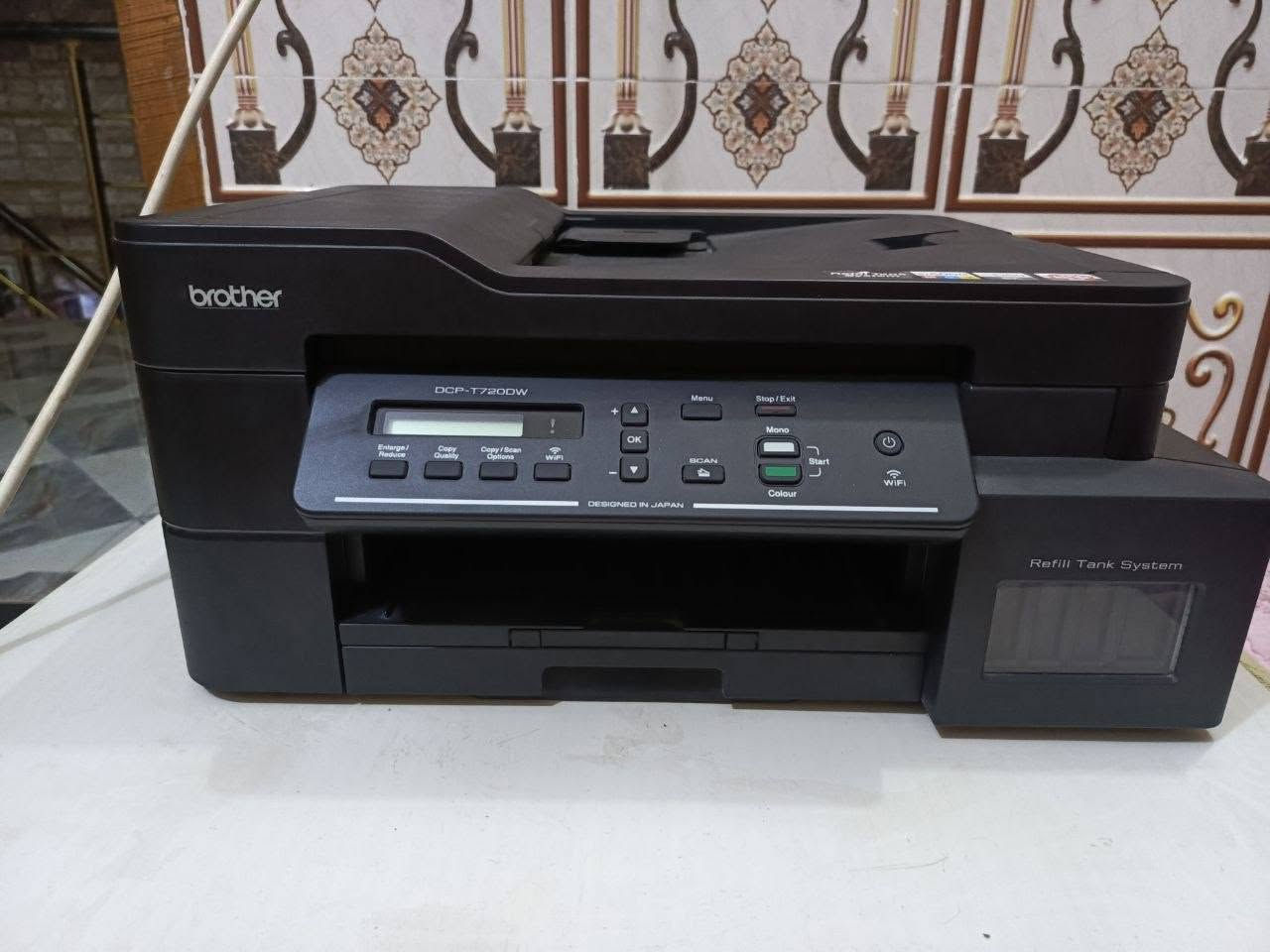 عندي طابعه حديثه اريد أبيعها استخدمتها شهر واحد
طابعة Brother DCP-T720DW 
اقتصادية جداً: تعمل بنظام خزانات الحبر (بدون خراطيش)
شاملة (3 في 1): تطبع، وتصوّر (نسخ)، وتمسح ضوئياً (سكانر).
ذكية ولاسلكية: تدعم الـ Wi-Fi للطباعة مباشرة من الموبايل أو اللابتوب بدون أسلاك.
مريحة وموفرة للوقت:
تطبع على الوجهين تلقائياً لتوفير الورق.
تحتوي على سحب تلقائي للأوراق (ADF) لتصوير ومسح المستندات الكبيرة دفعة واحدة.
جهاز  اعتمادي .
بالاضافه وياها احبارها الاصليه  بيها ابيض واسود وملون 
الأحبار حتكون مجانية 
السعر ع الخاص


**إذا كنت صاحب هذا الإعلان وتريد حذفه لأي سبب، رجاءا أرسل رسالة إلى الدعم الفني**