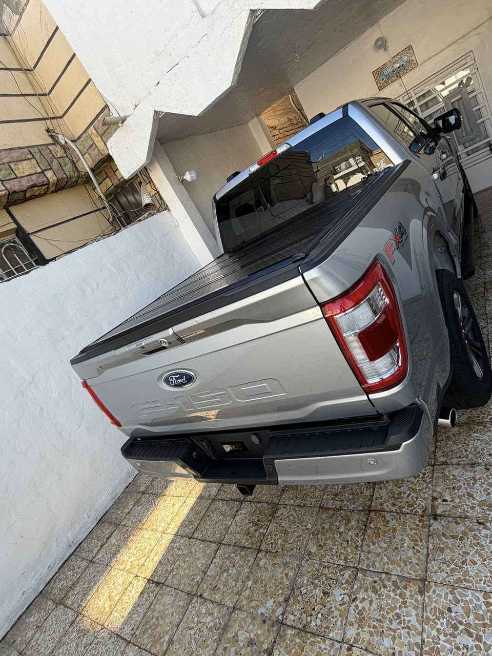 السلام عليكم فورد f150 موديل 2023 فئة لاريات ومعروفه  فول
رقم بغداد باسمي دخول جديد ترقيم جديد 

مكينه 6 سلندر 3500 هابرد تون تيربو 430 حصان 

خمس كامرات 

حساس خلفي امامي 

كشنات جلد كهرباء وخزن تدفئه تبريد 

رادار خلفي وامامي توقف ذاتي 

قايده اليه تثبيت مسار 

باب خلفي بالكامل كهرباء 

منافذ كهرباء 220 عاكسه 

لايت وبك لايت زنون ولد بالكامل 

جامه صغيره  خلفيه كهرباء 

بنوراما 

قاصات اسفل الكشن الخلفي 

كير كهربائي طرح 

مري شفط كهرباء بالكامل 

بروجكتر كهرباء متحرك مع دوران الستيرن 

كشنات خزن + ميموري 

وبعد هواي مواصفات معروفه الاريات 

حادثها فقط طخه جها الايمن بالباب الخلفي طلعتها BDR   سياره داخله كلين صور الحادث مرفقه بيها ملاحضها الجاملغ الامامي نشك بالنقل فقط  السياره بدون ايرباك بدون اي نقص اي كلوب اي شي بالكامل ع وضع الشركه بشرط ماشيه 22 الف 

للتواصل  *********** والخاص متواجد  اي وقت والسعر خاص واني خادمكم اسف لذكر السعر بسبب هواي ناس تكسر
