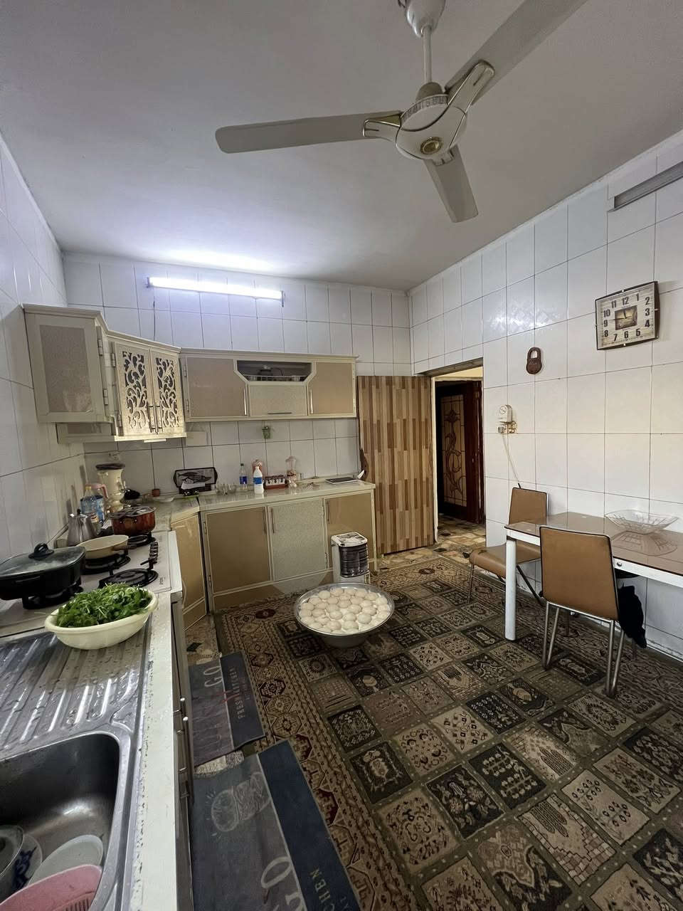 السلام عليكم بيت البيع مساحه 125 متر طابو صرف ركن طابقين 3غرفه واستبقال ومطبخ ابو دشير شارع الضغط نهايه شارع الضغط ***********
