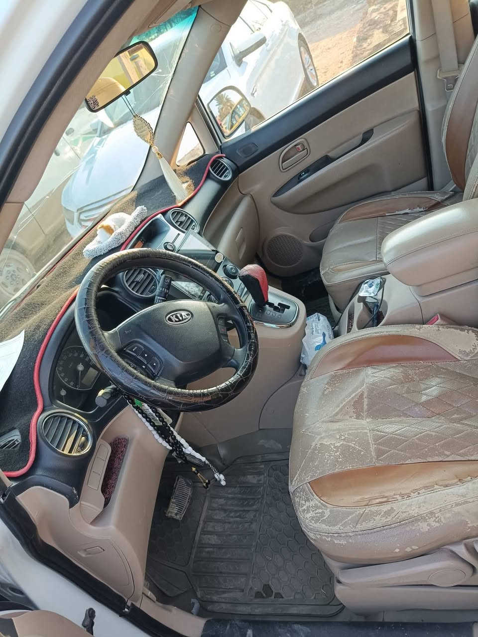 السلام عليكم كارنزا 2012
محرك 2000 خير من الله ماناقصها اي شي
رقم بغداد بسمي تحويل ثاني يوم 
مكاني ديالى جديده الشط ***********
