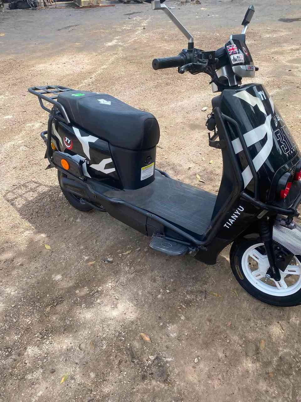 سلام عليكم دراجه شحن للبيع نوع سكنس 318 فول مواصفات  دراجه بعدها بل لايلون ست بطاريات 🔋 فول بس بيهن نفخه بصيطه بس كلهن يقرن فول بصمتين تشغيل عن بعد عقل رياظي السعر 500 بيه مجال العنوان حي شهداء قرب جامع التقوى الرقم ***********

