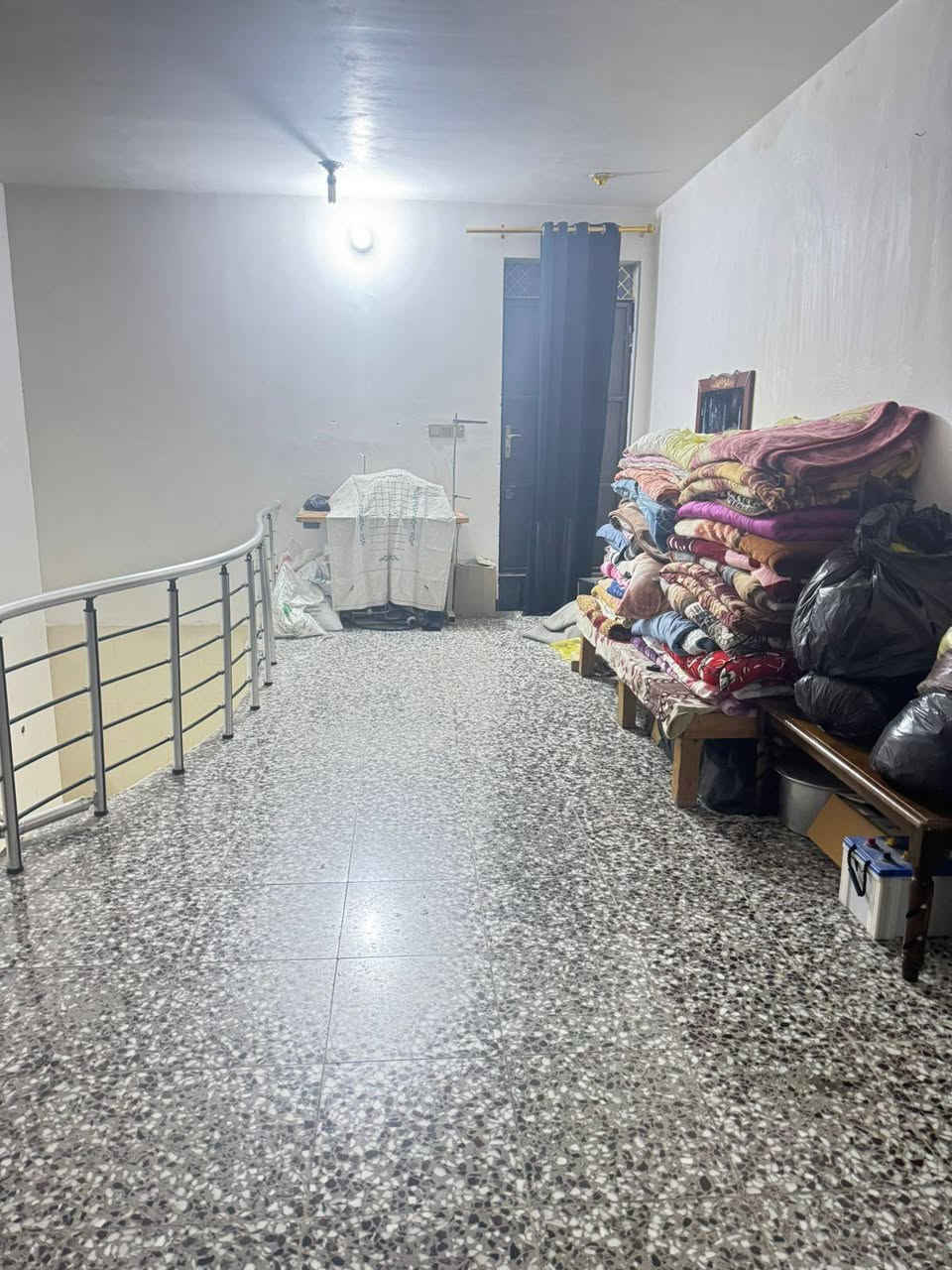بيت ١٠٠ متر شارع الحي الصناعي ابو خستاوي يحتوي على استقبال وكلدور وغرفه ارضيه ومستقبلا غرفه طابق ثاني وبيتونه ٨في ٥يبعد عن المرور ١٥٠ متر للاستفسار الاتصال بالرقم ***********
