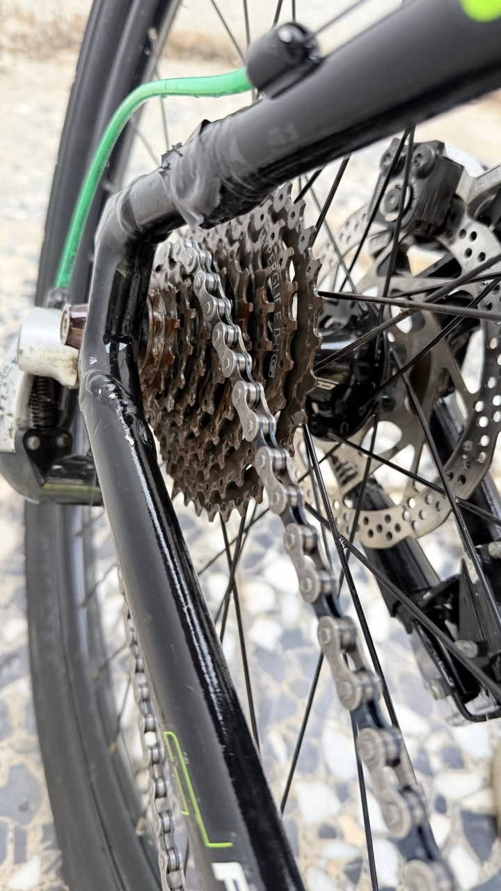 سلام عليكم

للبيع دراجة هوائية جبلية هجين ماركة Focus الألمانية، قوية ومناسبة للرياضة والاستخدام اليومي.  
الحالة نظيفة جداً تقريباً 95%.

🔹 المقاس: 26 – حجم M  
🔹 عدد السرعات: 27 سرعة (3×9)  
🔹 فرامل دسك  
🔹 جميع التفاصيل موضحة بالصور

💰 السعر: 290 ألف – بيه مجال بسيط

📍 الموقع: بغداد – البلديات  
🚫 لا يوجد توصيل

📞 الهاتف: ***********  
📱 *متوفر واتساب
