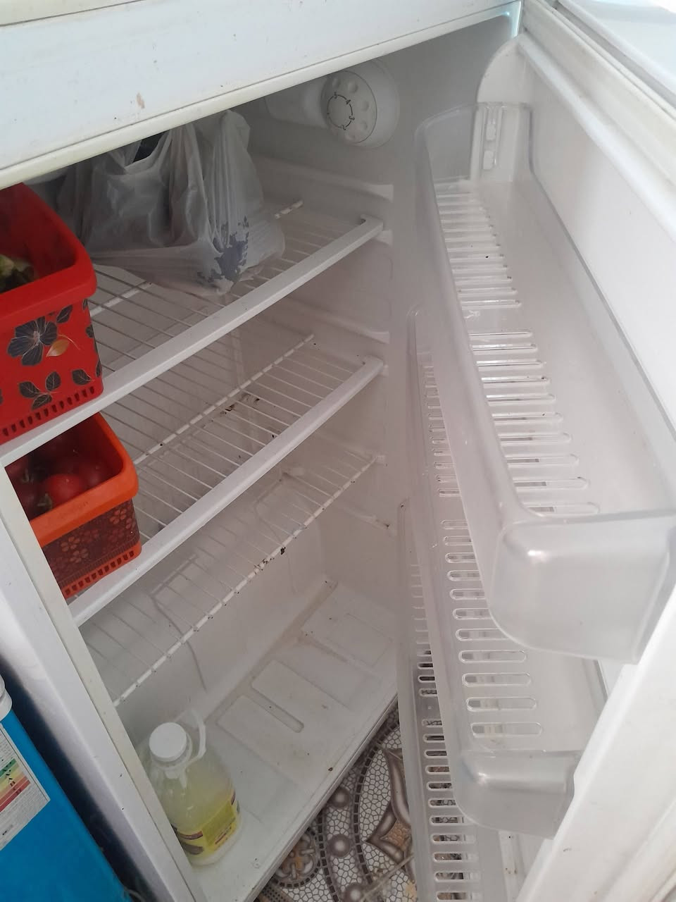 للبيع ثلاجه حجم كبير شغاله وجاهزه بدون تصليح السعر ٣٥٠
***********
***********
