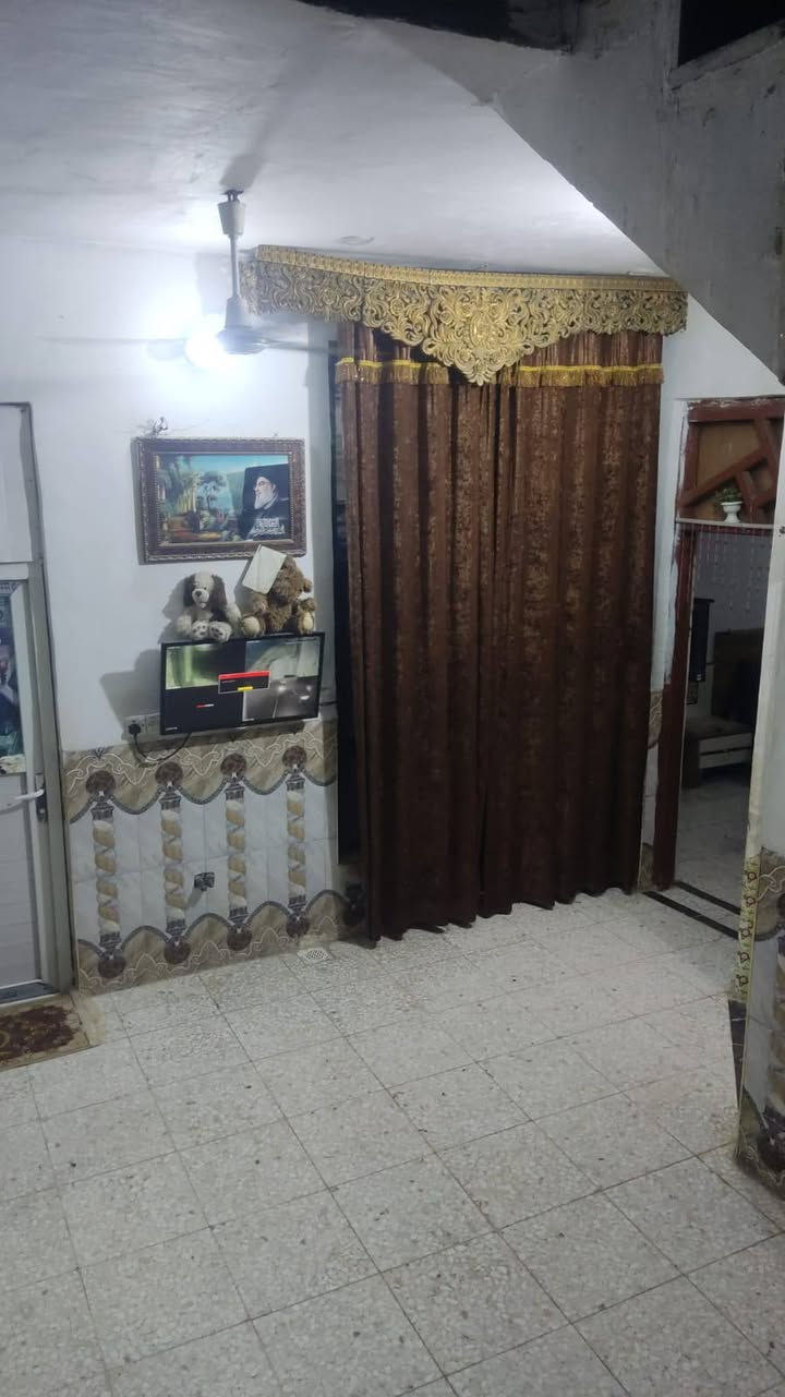 دار للبيع مساحته 140 متر.البيت يتكون من صاله غرفتين نوم استقبال مناور اثنين..زراعي.. العنوان رائسة العبيدي شارع 20 قرب افران الزيتون..الاستفسار أكثر.***********
