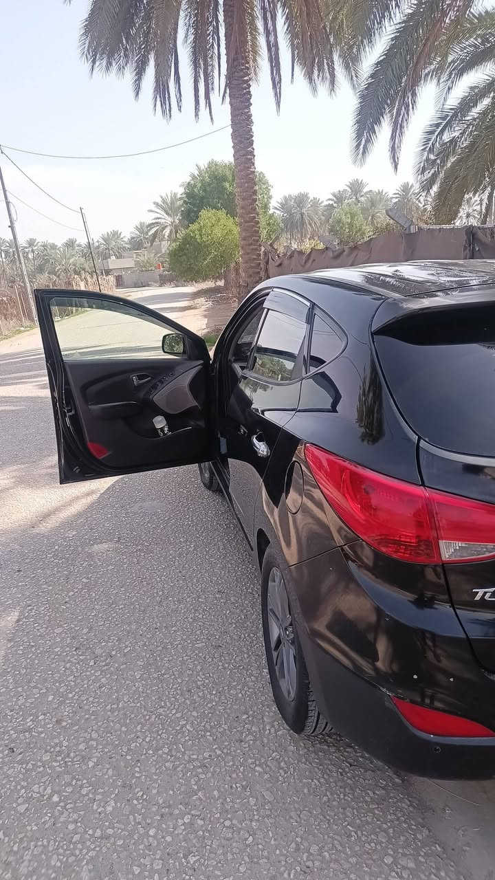 السلام عليكم
توسان موديل 2015 رقم واسط انكليزي باسمي وارد أمريكي ضربتها بنيد وجاملغ جهة السائق سعر 125 وبيها مجال  
مكان السياره بابل حلة ***********
