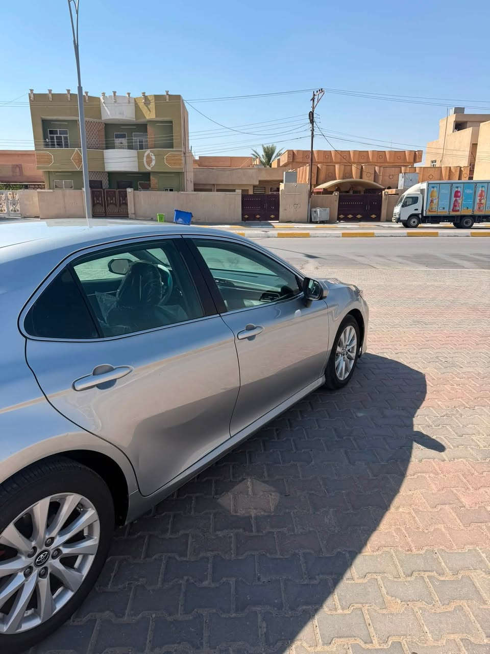 السلام عليكم الحلال للبيع
تيويوتا كامري (وارد امريكي) موديل 2019 LE 

رقم أربيل انكليزي جديد باسمي هزة جديد 

السيارة بدون صبغ فقط تكحيل بسيط في الجاملغ الخلفي الايسر فقطط 

بالنسبة لمواصفات السيارة كالاتي :

� المحرك: 2.5 لتر (4 سلندر) Dynamic Force
🔹 القوة: 203 حصان
🔹 العزم: 249 نيوتن.متر
🔹 ناقل الحركة: أوتوماتيك 8 سرعات
🔹 نظام الدفع: أمامي (FWD)
🔹 جنوط ألمنيوم 17 إنج
🔹 مصابيح أمامية LED
🔹 مرايا كهربائية مع إشارات جانبية
🔹 كاميرا خلفية
� شاشة لمس 7 إنج
🔹 Apple CarPlay (محدث )
🔹 Bluetooth وUSB
🔹 مقعد السائق كهربائي (8 وضعيات)
🔹 مقاعد قماش
🔹 مكيف أوتوماتيك
🔹 مثبت سرعة راداري (Adaptive Cruise Control)
� 10 وسائد هوائية
🔹 ABS مانع انغلاق المكابح
🔹 VSC نظام الثبات الإلكتروني
🔹 TRC مانع الانزلاق
🔹 نظام التحذير من مغادرة المسار
🔹 نظام منع الاصطدام الأمامي مع كشف المشاة
🔹 مساعد البقاء في المسار
🔹 مساعد صعود المرتفعات (Hill Start Assist)
 

  📍موقع السيارة: صلاح الدين-تكريت-القادسية 

للاستفسار اكثر الاتصال :

☎️ *********** اتصال رصيد + متواجد واتساب
