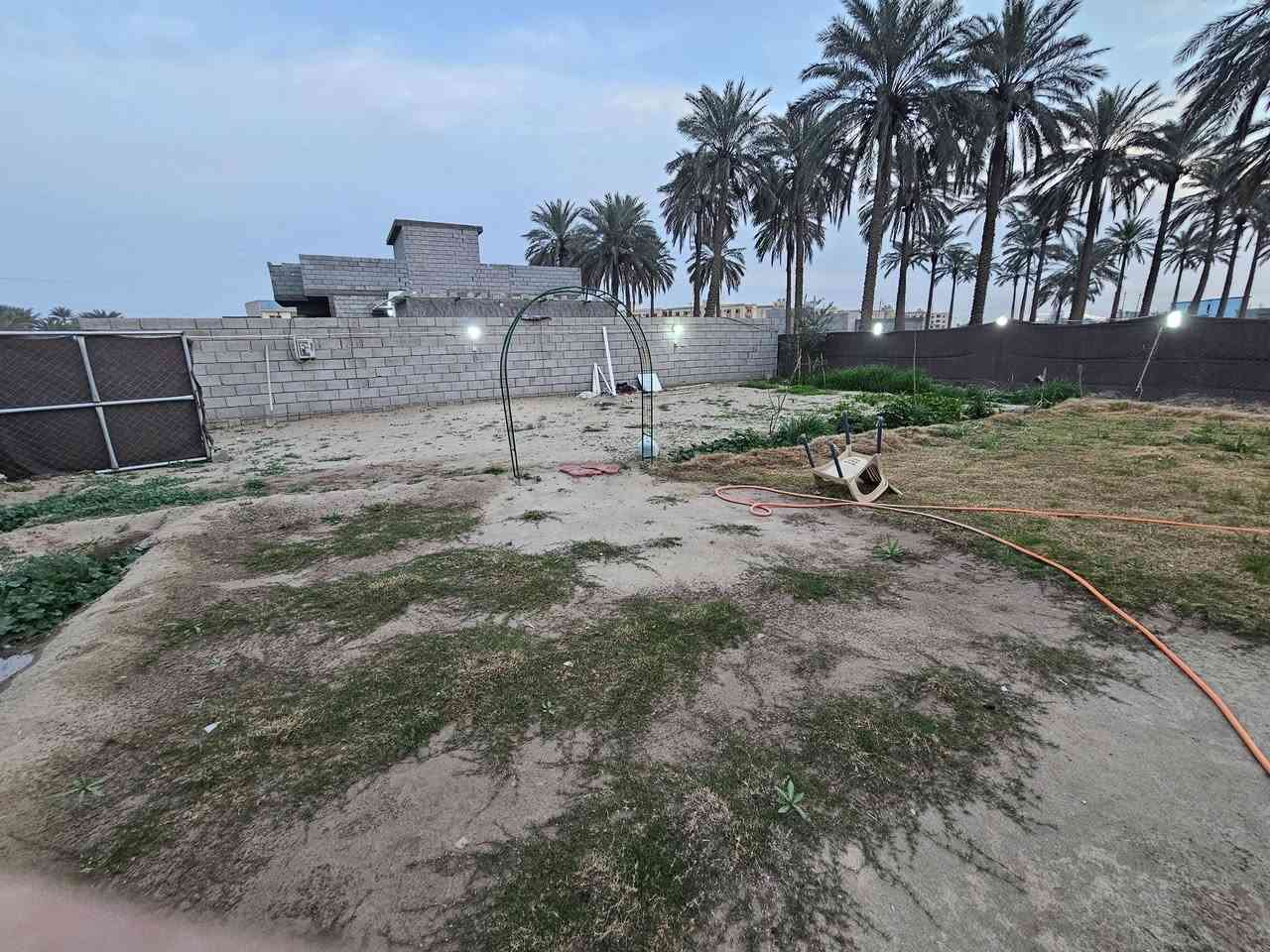 على بركة الله
قطعة ارض للبيع صنف العقار زراعي تحويل ثاني يوم المساحة 300 متر مربع الواجهة 17.5×17.5 مربعة واصل الها كهرباء وطني وبيها مي بير مسيجة بالكامل مع إنارة 
📍الموقع صلاح الدين قضاء بلد قرب الشقق السكنية قرب موقع المرور الجديد داخل فرع تبعد عن الشارع 100متر فقط موقع ممتاز تصلح بناء وتصلح حديقة عائلية 
للإستفسار ***********
