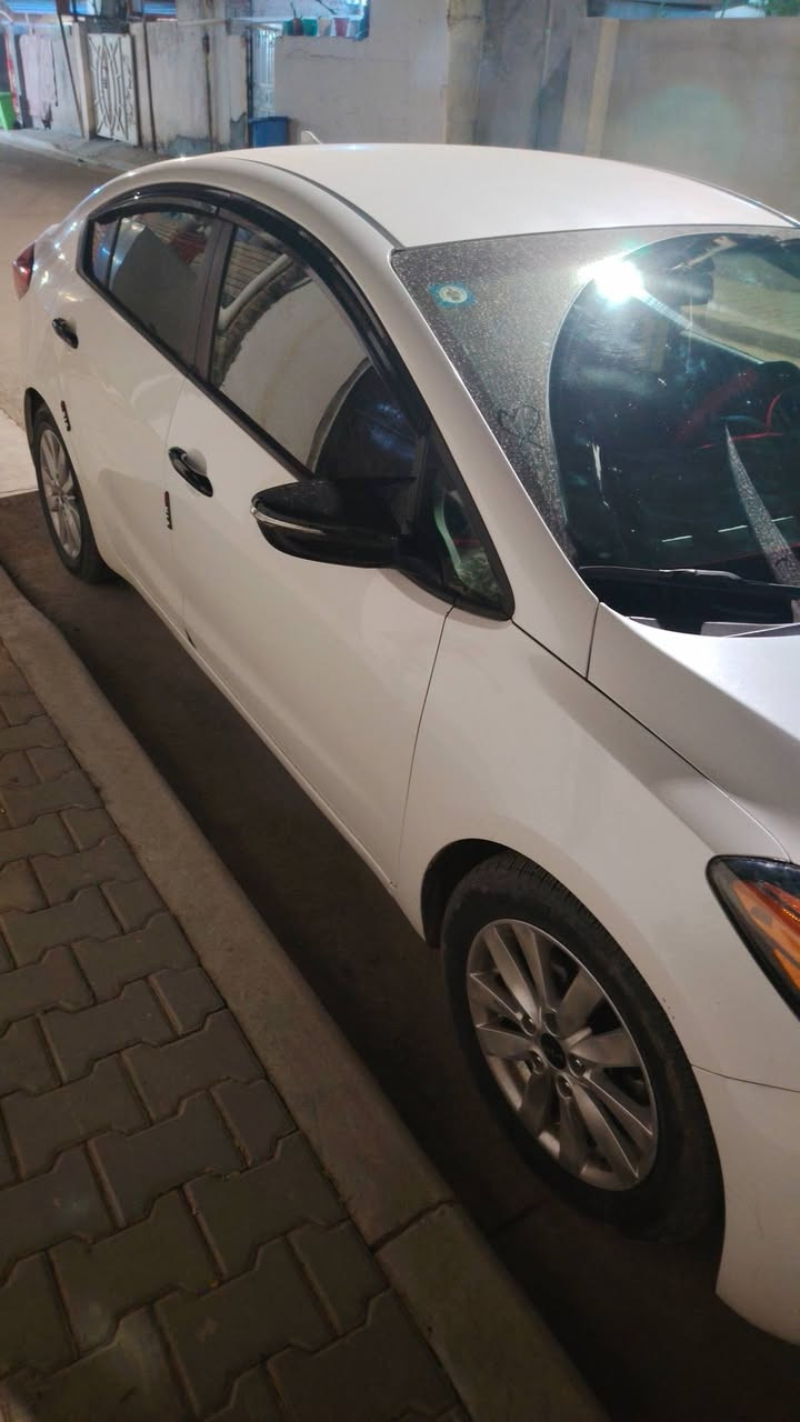 سيارة فورتي 2015 ماشيه 104ميل  امريكي ابيض رقم بغداد .. 4 سلندر... محرك دوش المرغوب . حجم المحرك 1800 .. نظيفة جداً شاشة اصلية لمس .. كامرة خلفية . AUx ..USB . مانعع
انزلاق .. نظام ايكو .. نظام كروس .. تحكم ستيرن . ويل-كب نيكل كروم .. اشارة بالمري .. مري كهرباء .. تبريد 
ثلج ❤❤❤❤سعر 107بيها مجال 
حادث بسيط جداً ( باب السائق ) ومصلح بامريكا وراجع بلادي السيارة نظيفة جدأً ، عزم وعزل ممتاز عنوان بغداد تقاطع النهروان ***********
