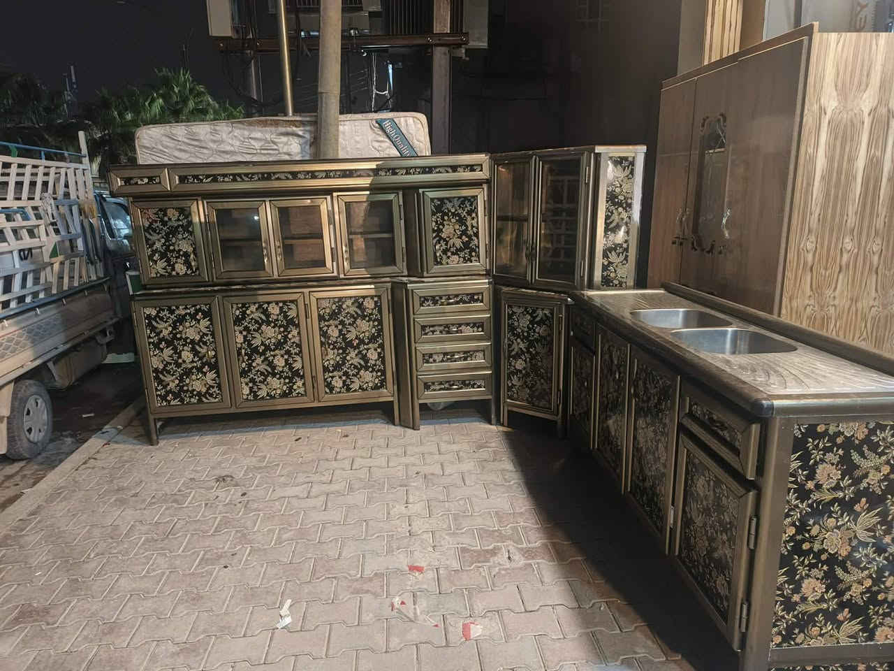 #معرض_حمودي_للاثاث
مستعمل نضيف وحلو ومرتب
مع زاويه متر بدون زاويه مترين
سنك مترين دبل حوض ساباني
#معرض_حمودي_للاثاث 
 العنوان...... تكريت
 الزهور  خلف قاعه الشهيد ليث مقابل معهد الفنون الجميلة 
معرض حمودي
*********** اتصال او وتساب
*********** اتصال واتساب
