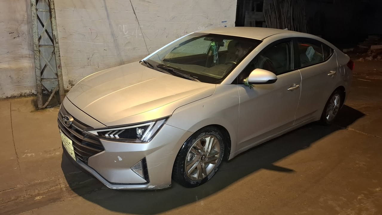 النترا 2019
لون السياره سلفر
حجم المحرك 2000 دوش
السياره ماشيه 95
رقم أربيل
فئة السياره نص فول
قفل مركزي جامات كهربائيه 
حساسات  
كاميرا خلفيه
تحكمات استرين 
مثبت سرعه
تحديد مسار
ملاحضة سياره بيه بنيت او جاملخ مصلح امريكي تعديل فقط بدون دواخل وبدون ايرباك 
السعر 135 بيه مجال
مكان السياره موصل الأيسر 
للتواصل
اسيا. ***********
