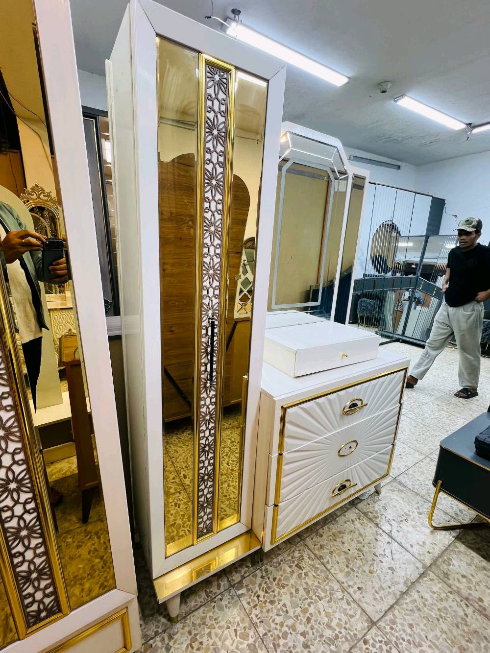 غرفة نوم أنيقة ومتميزة بلون أبيض ذهبي تضيف لمسة من الفخامة على أي منزل. تتضمن خزانة ملابس واسعة مع مرايا عاكسة وتصميمات زخرفية مميزة. مثالية لاستكمال ديكور غرفة نومك بجمال ورونق مثاليين.

المجموعة تتضمن:
- خزانة ملابس كبيرة
- تسريحة مع مرآة
- كومود مع درجين

هذه الغرفة مصنوعة من مواد عالية الجودة لضمان المتانة والاستخدام طويل الأمد.