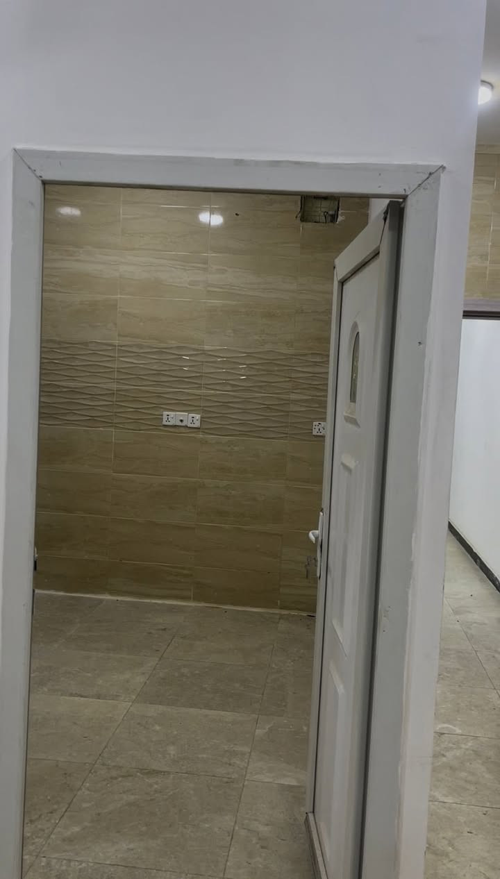 صاله +  مكان جلوس مع مطبخ  +منور +صحيات +غرفه 
طابق ثاني فوق الاول  قريبه على الشارع وعلى السوك حديثه  بيها سنك وسخان وبنكات وسبلت السعر 800 الف 
واتساب 💬:***********
