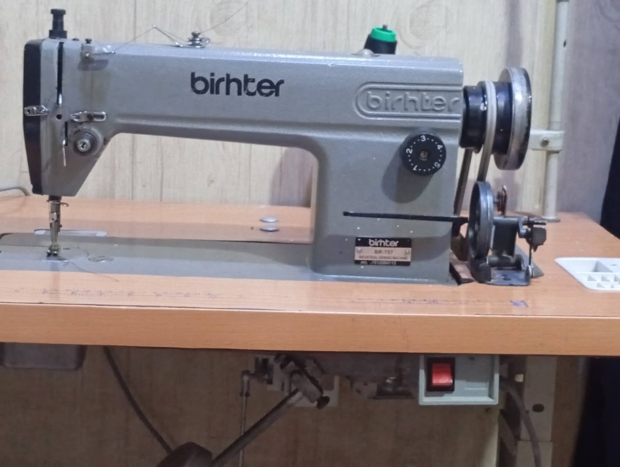 مساء الخير ماكنة خياطة برذر صناعية شغالة فول ماطورها ينهض بأمبير واحد مبيها أي عيب السعر 250 ألف وبيها مجال بسيط الطيبين المكان كركوك حي الواسطى شراي هذا رقمي ***********
